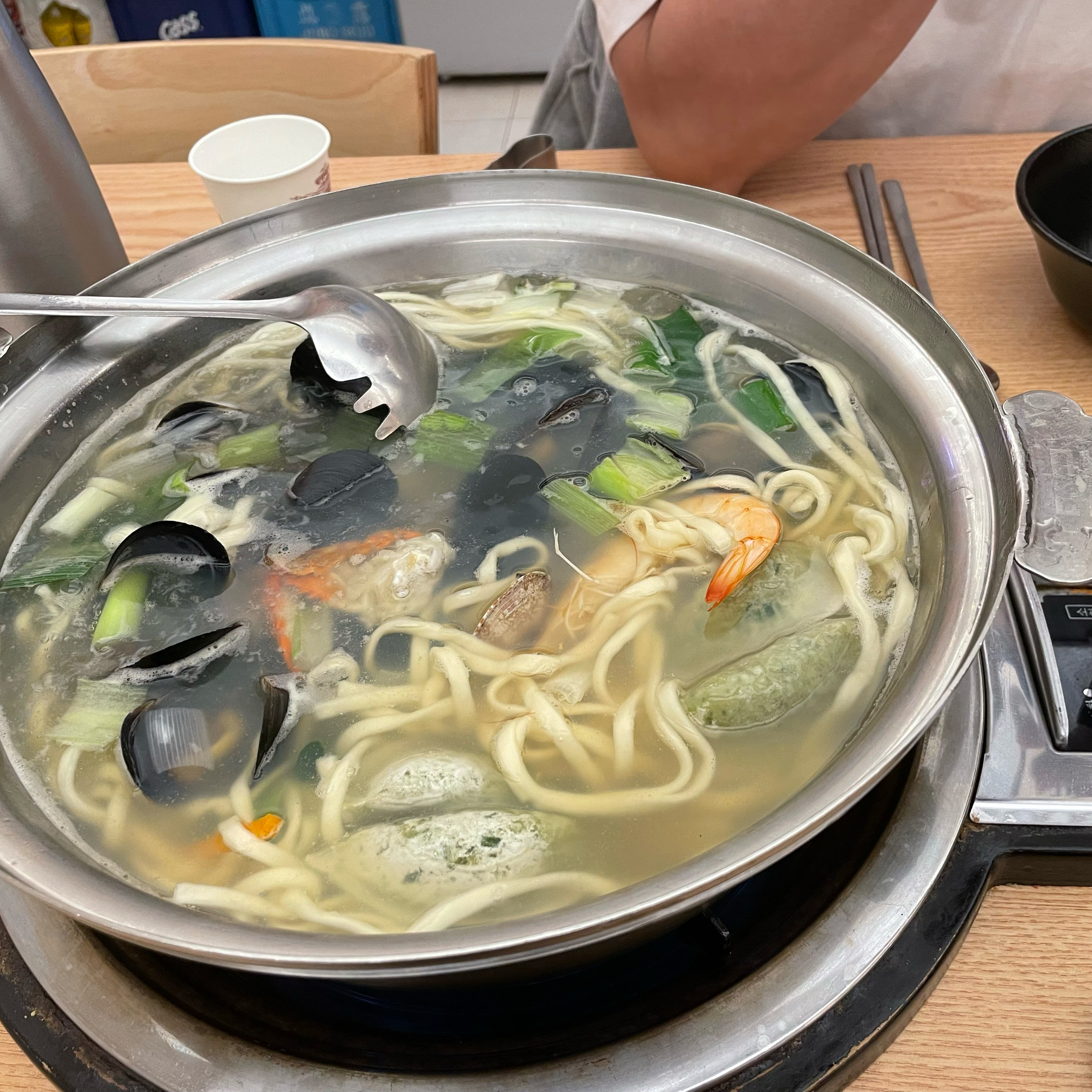 가게도 깔끔하구 항상올때마다 사장님두 친절하시구 김치도 맛잇고 넘좋아~~ - 불당동 맛집 궁전해물칼국수 천안불당점