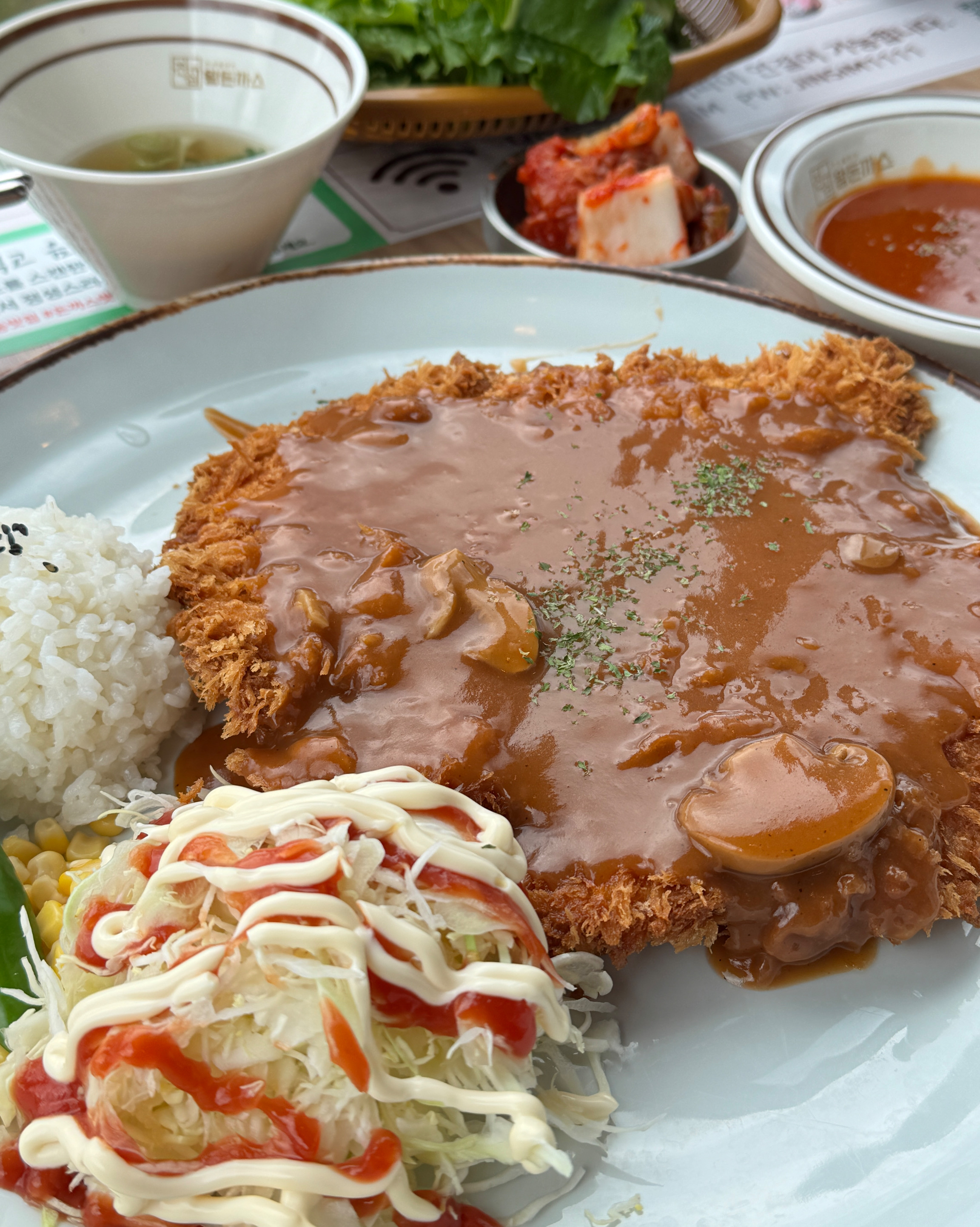 양 많고 맛있어요~ 돈까스 좋아하는데 혼자 다 못먹을 정도로 양이 많네요ㅋㅋ 쫄면도 매콤하