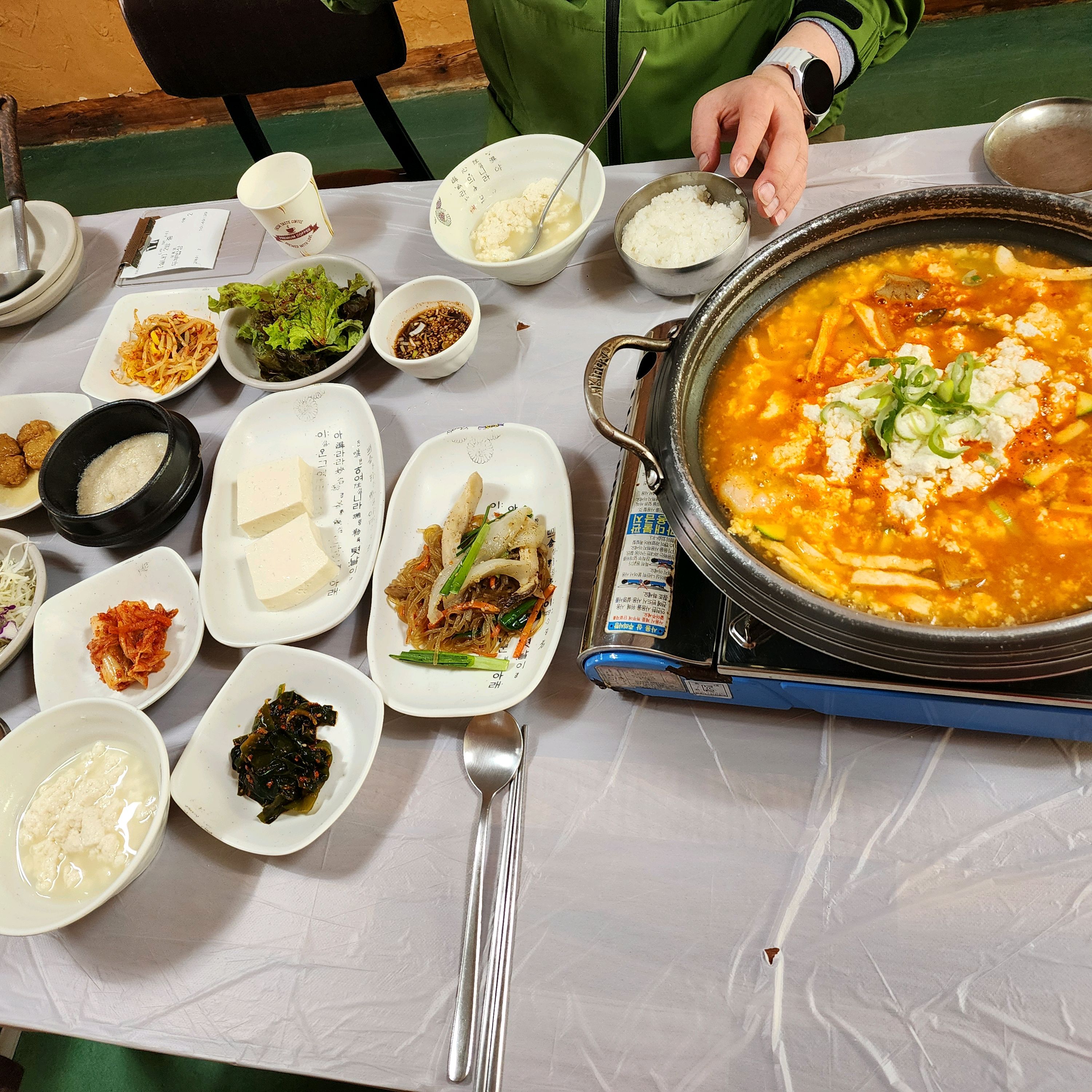 아침식사가 되는곳을 찾다가 오게됐는데 가게주변도 꽃으로 예쁘게 잘 꾸며놓으시고 정겨웠어요.