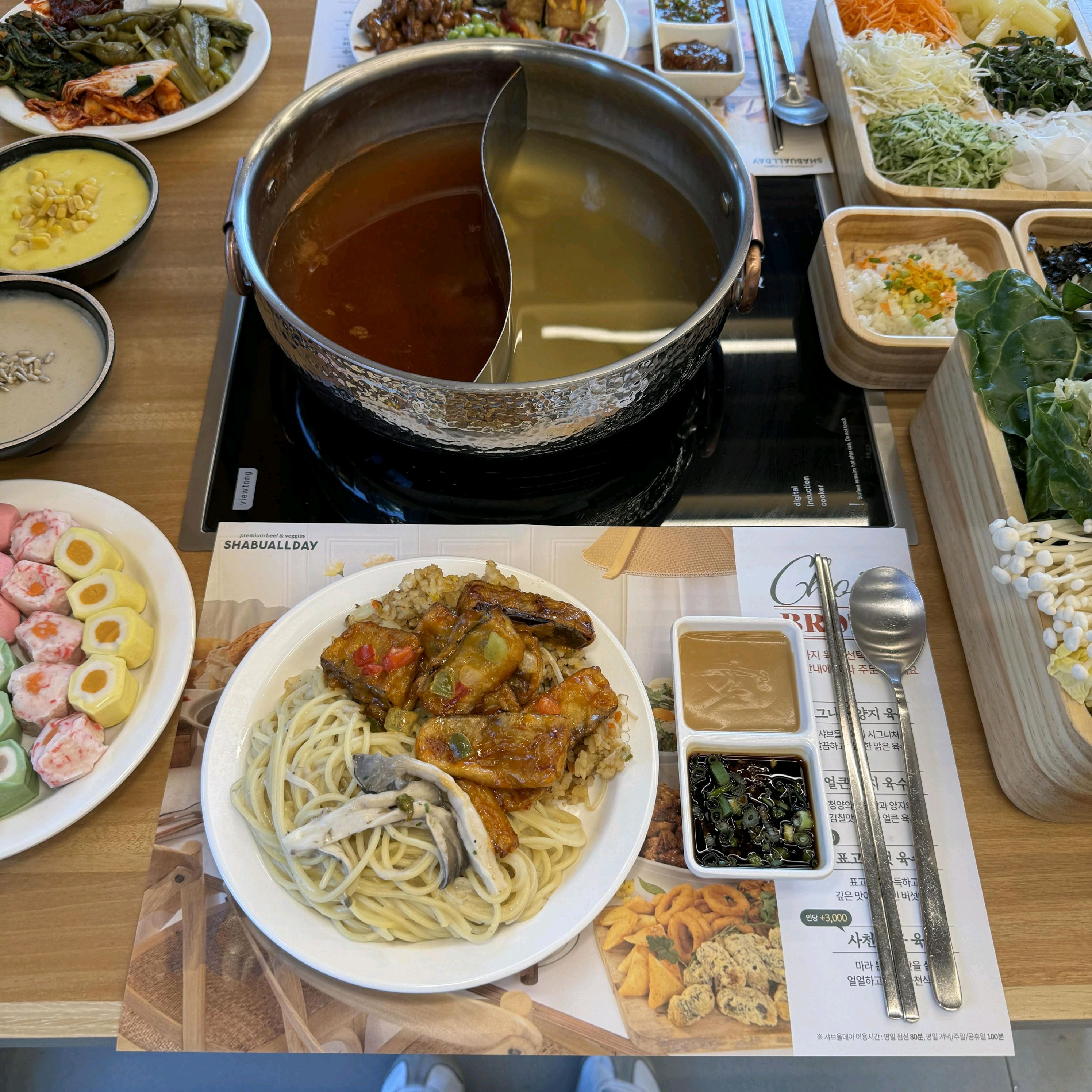샐러드바는 정말 신선하게 구성되어 있어서 가족 모두 함께 즐기기 좋았어요 다양한 야채와 소