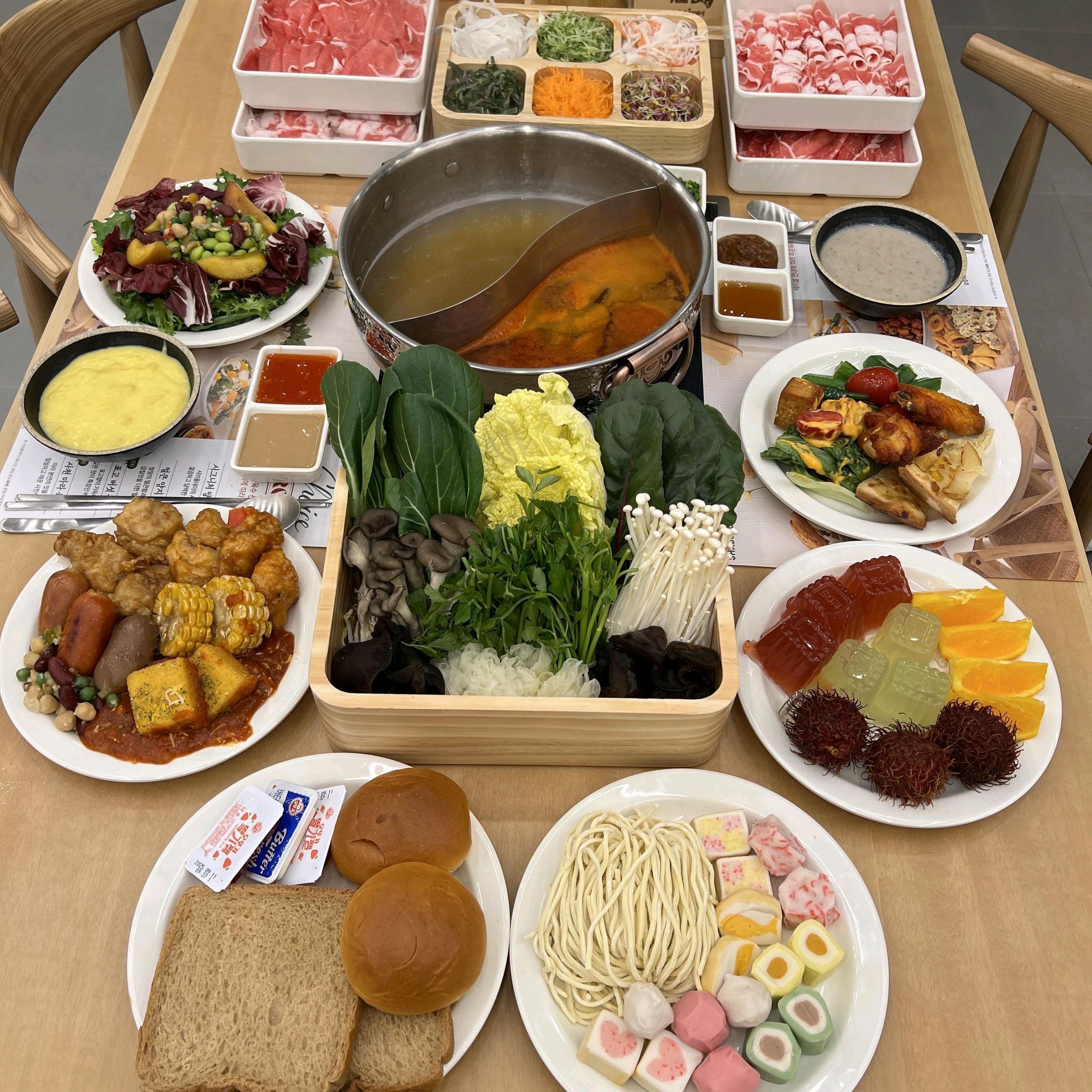 샐러드바 이용하니 양이 정말 넉넉해요 프리미엄 소고기도 부드럽고 맛있고 무제한으로 먹을 수