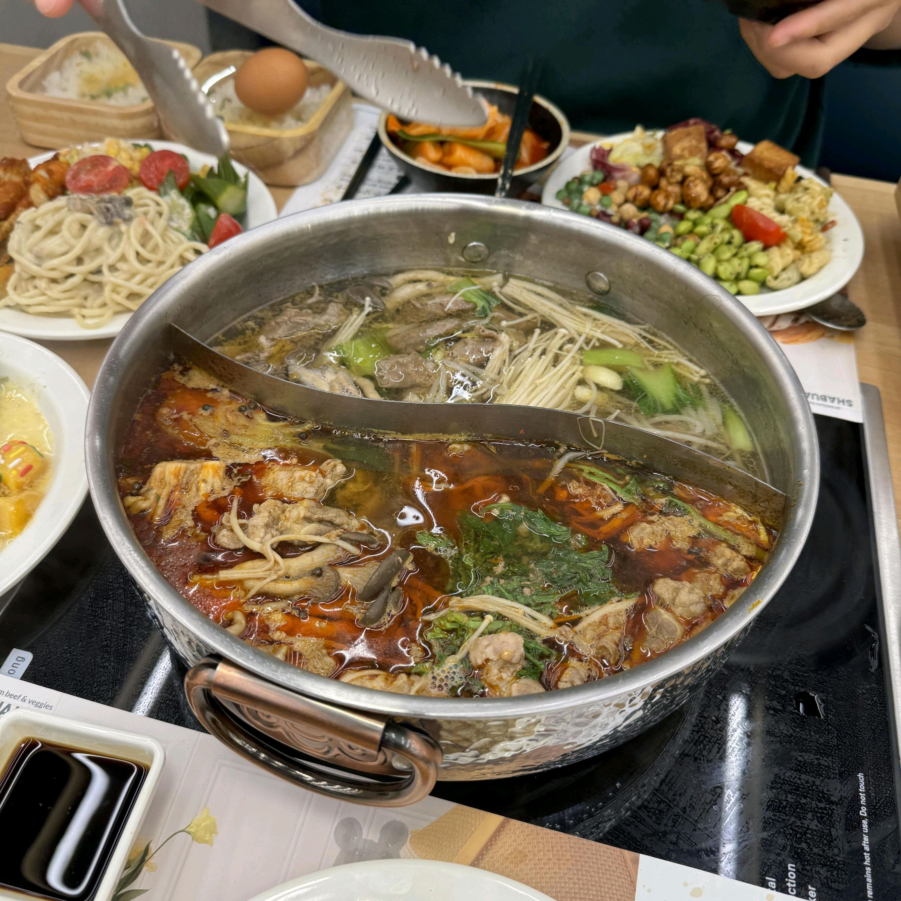 육수가 진하고 깊은 맛이었어요. 샤브샤브를 무제한으로 즐길 수 있어서 친구들과 실컷 먹고 