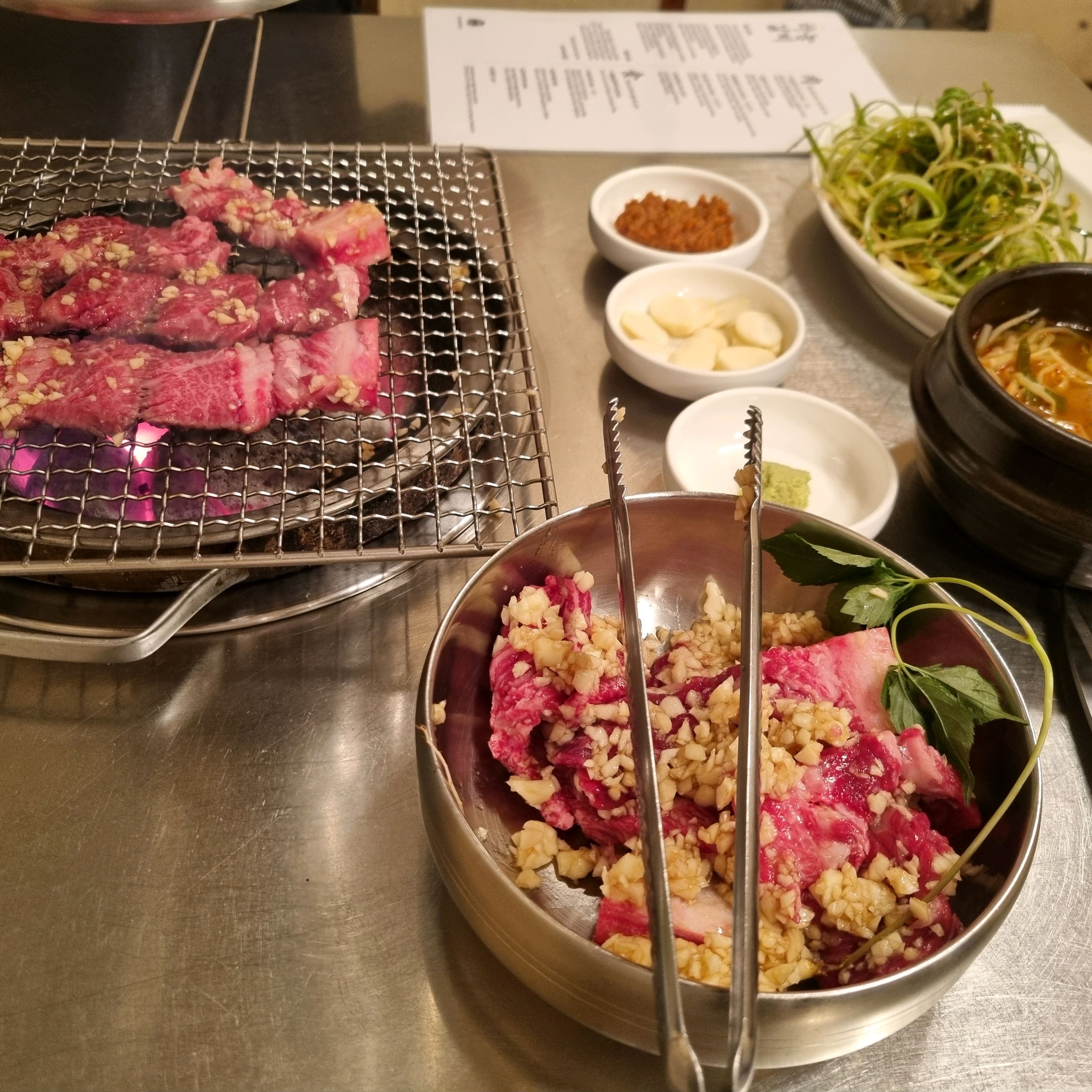 마늘듬뿍 마농갈비 맛있어서 둘이서 5인분 먹고 짱아찌 국수까지 먹었네요. 고기도 부드럽고 