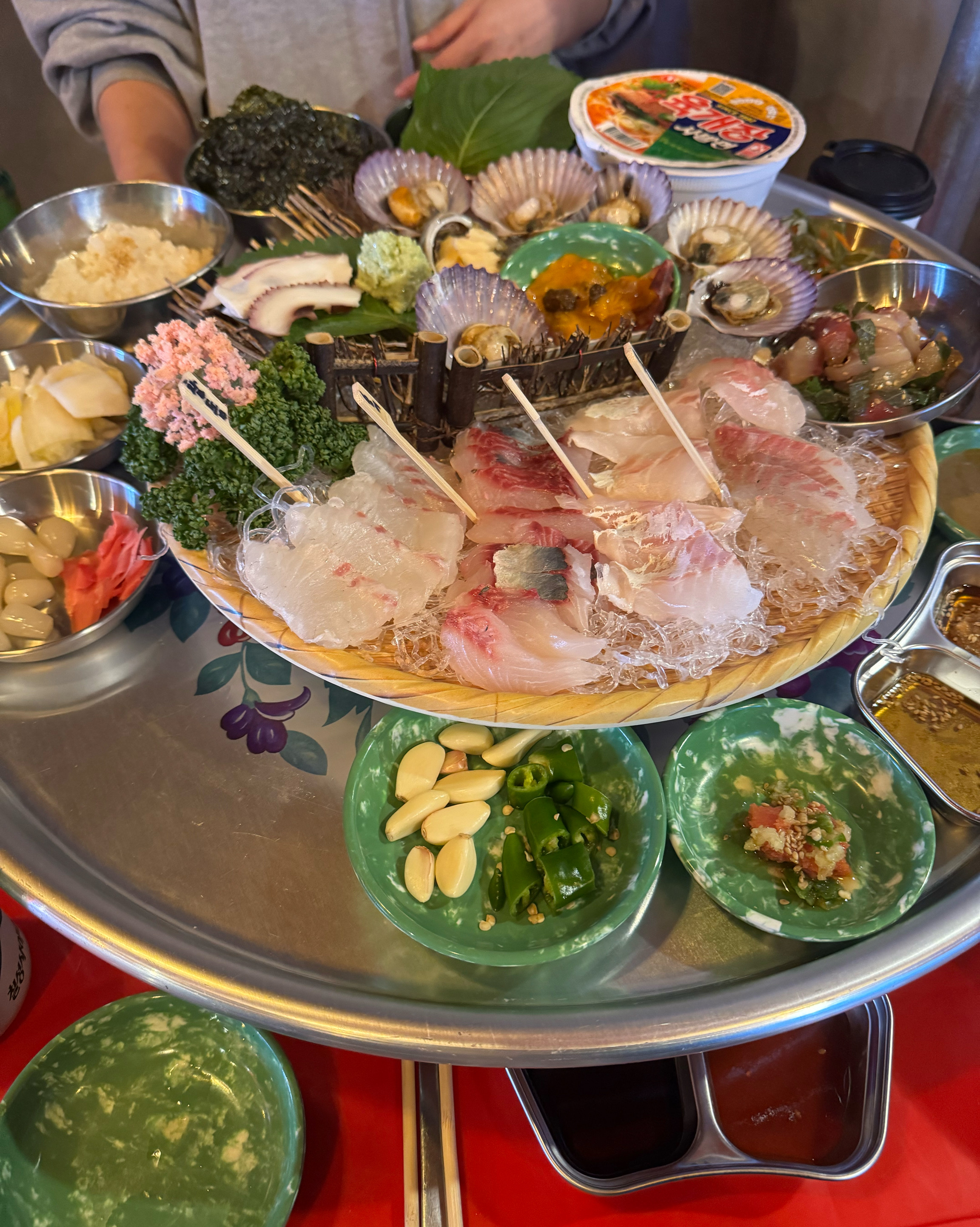 사장님이 무척 상냥하고 친절하시고 음식이 아주 기가막힙니다 ㅎㅎㅎㅎㅎ노래선곡도 완벽해요 😆