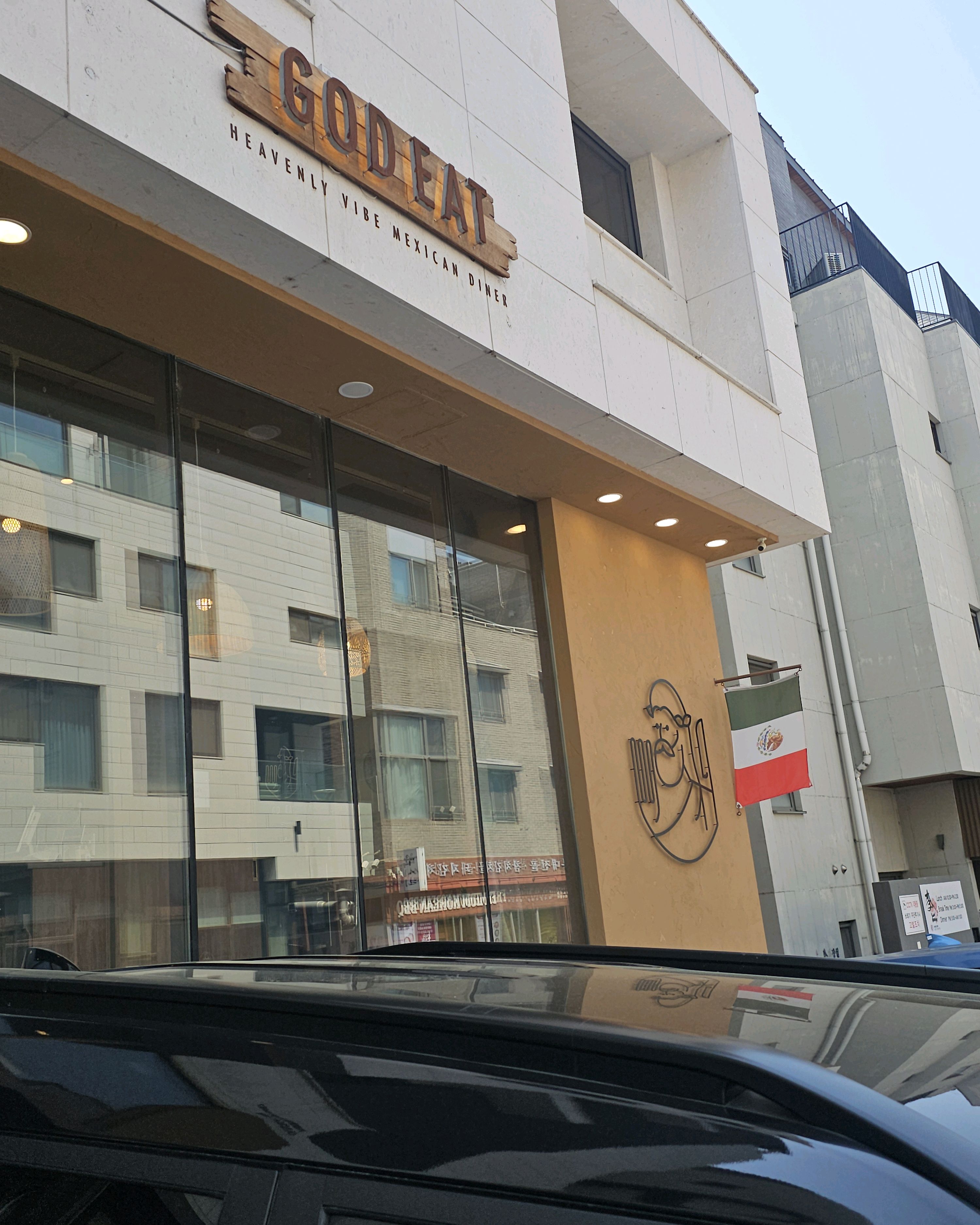 생각보다 음식 퀄리티좋고 인테리어 예쁘고 매장안 위치가 좋아 바깥 공원을 바라보며 하는 식