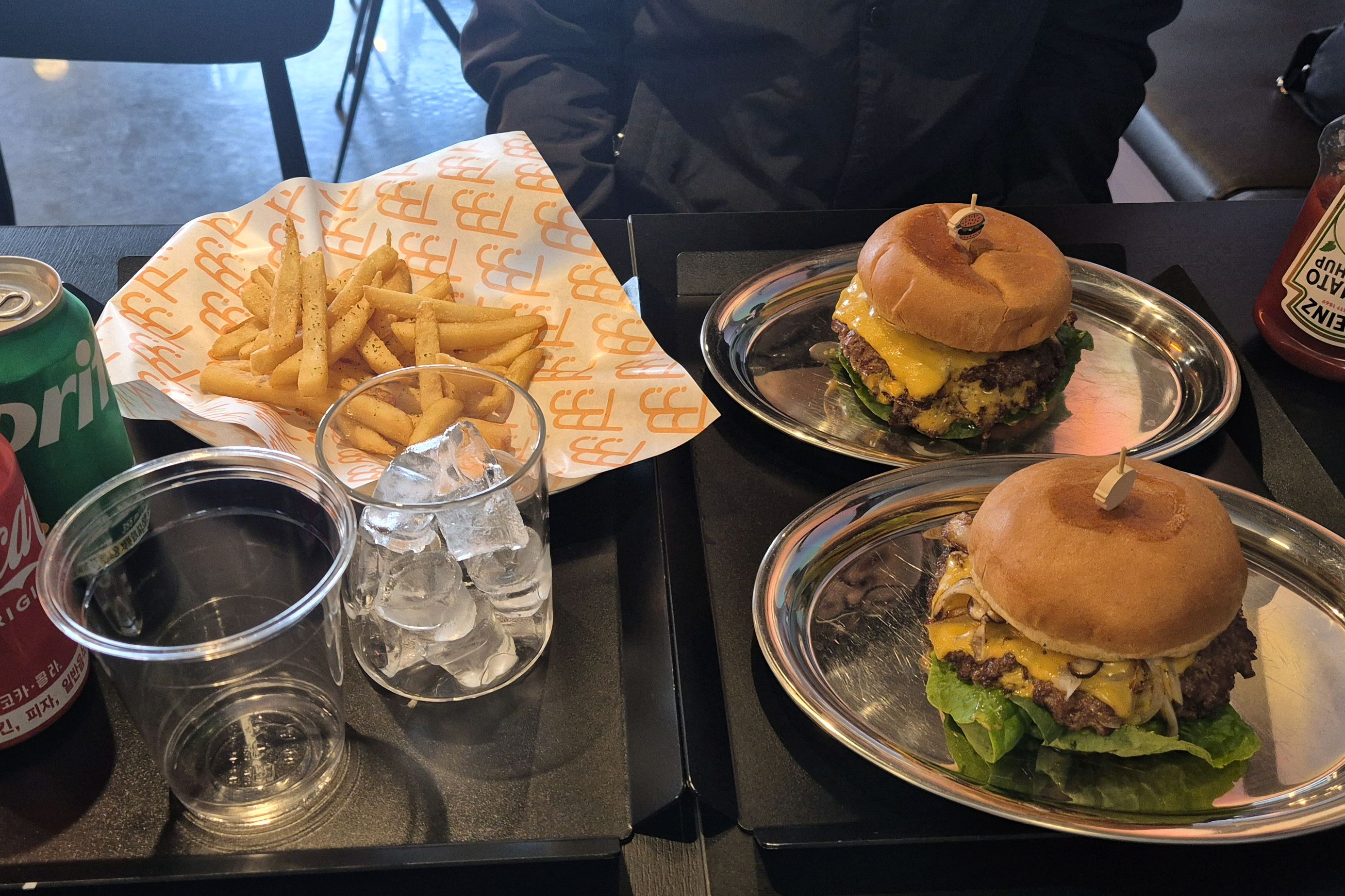 여행중 남편이 버거 먹고 싶다고 해서 리뷰 찾아보고 온 곳인데 너무 맛있어서 잘 왔다 했어