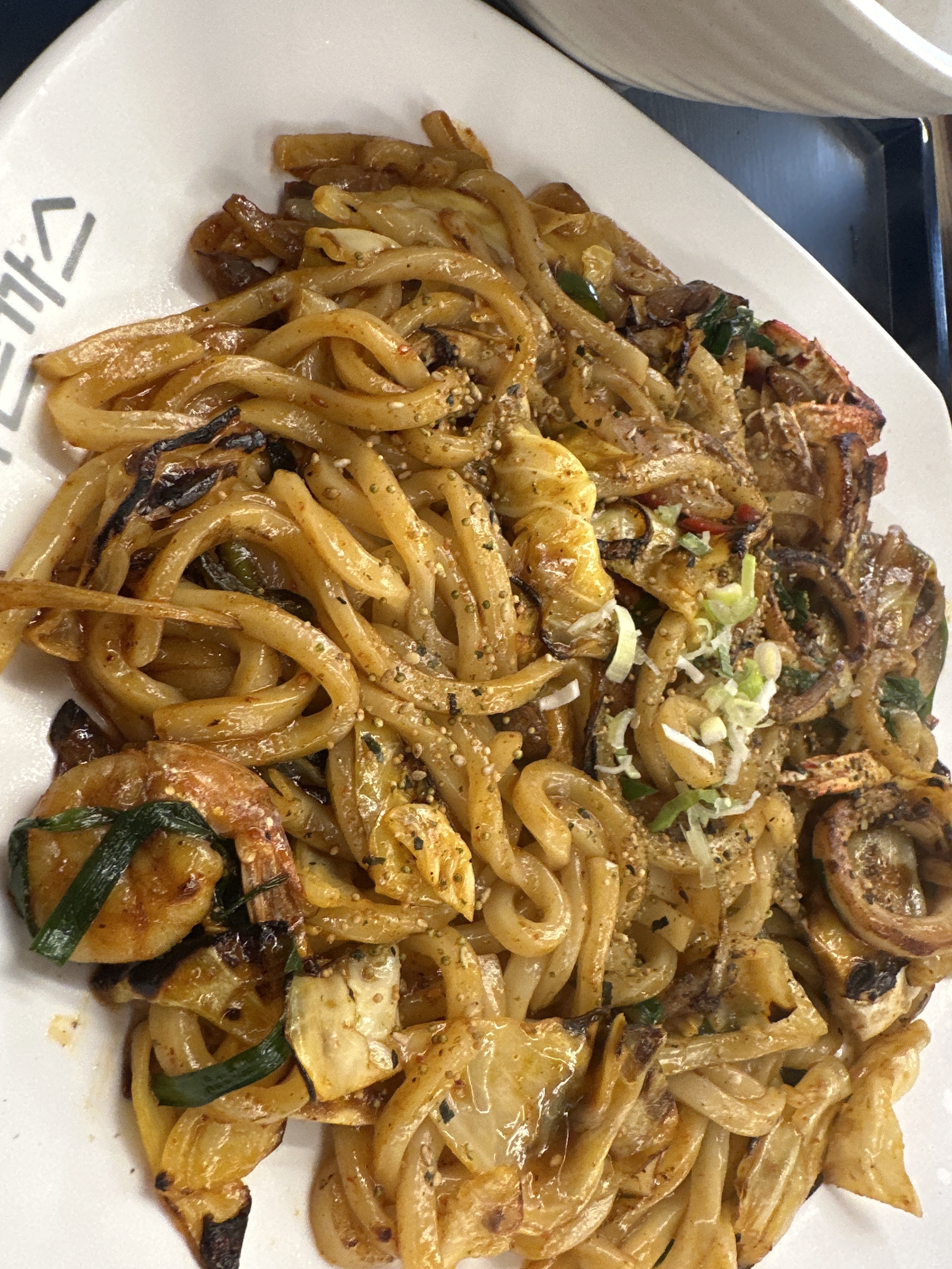 돈까스가 크고 두껍고 바삭바삭 맛있어요 소스도 많이주시고 리필도 되서 좋아요 볶음짬뽕은 매