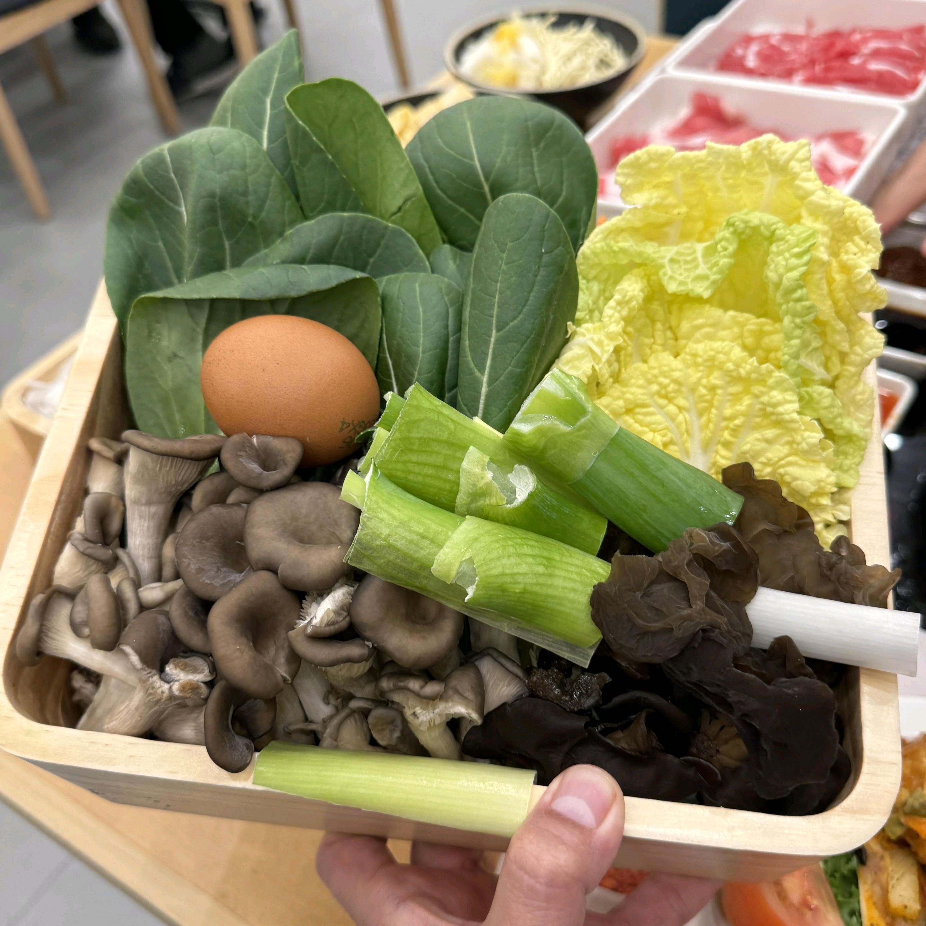 샐러드바에서 소고기까지 같이 무제한 즐기는데 집에서 끓이는 샤브샤브보다 더 맛있었어요 취향