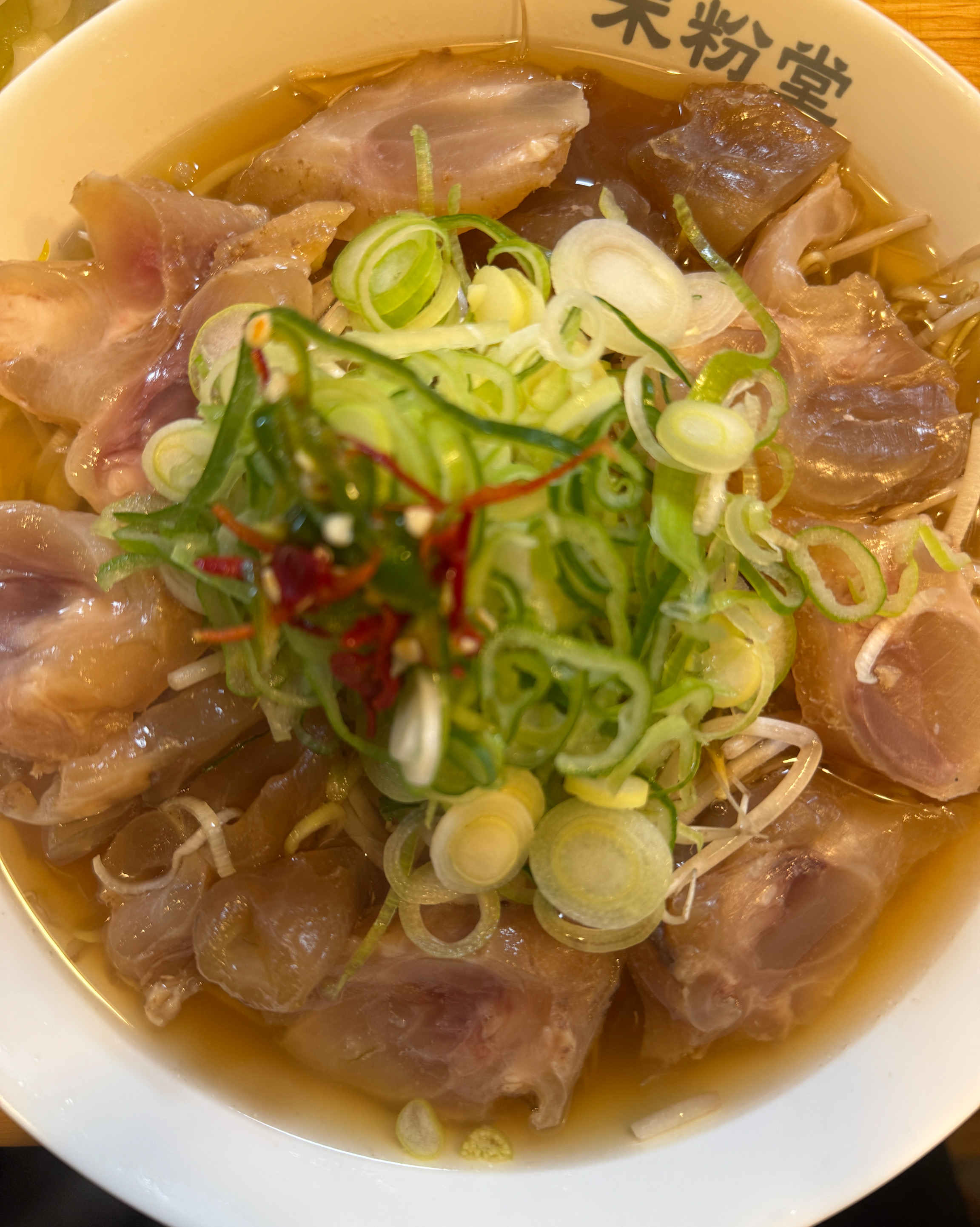 분위기가 잔잔해서 밥 먹기에 좋고 너무 맛있어요..🥹 직원분들도 넘 친절하셔서 쌀국수 먹고