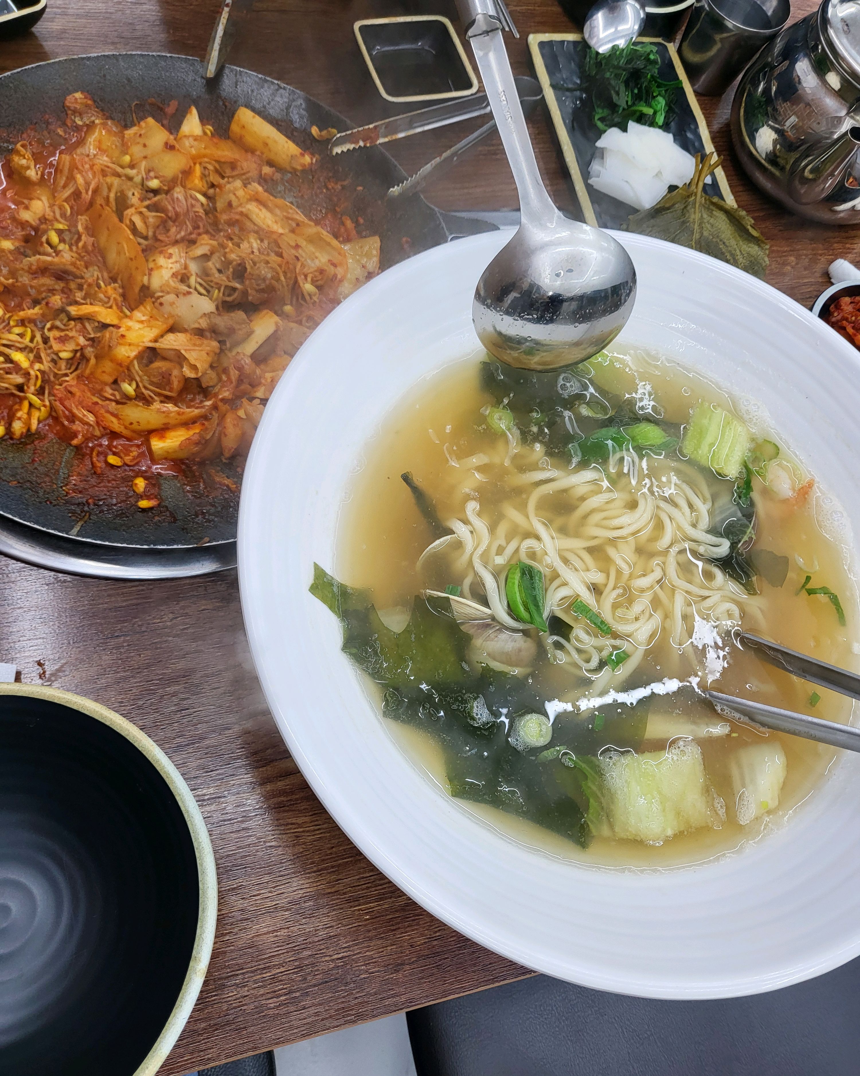 가족들과 기장여행와서 처슴 방문했는데 메뉴 모두 맛있네요. 묵은지갈삼구이 물총칼국수 감자전