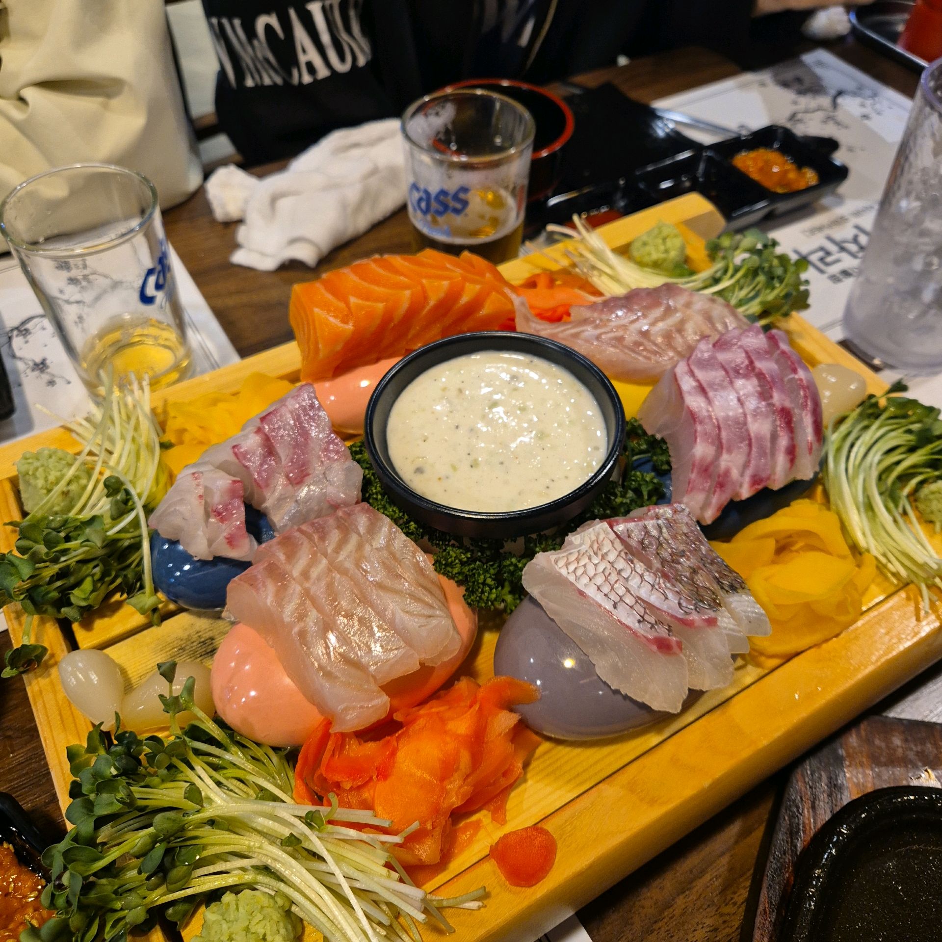 지인의 소개로 방문해 봤는데 듣던대로 음식이 참 맛있네요. 계속 리필로 알찬 메뉴도 마음에