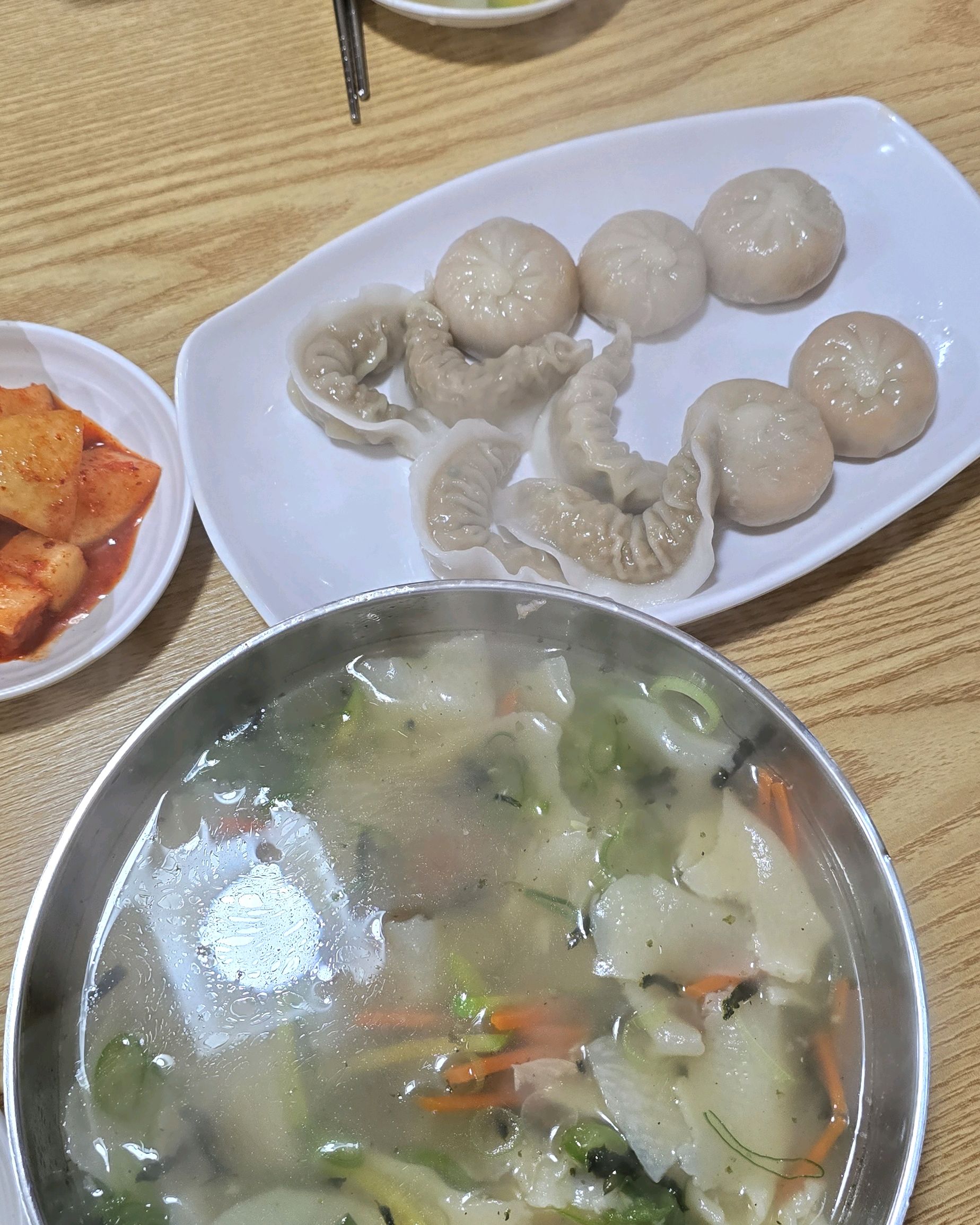 깔끔하고 맛있네요. 지나가면 들어가고 싶었는데 기어이 먹게됐네요. - 천호동 맛집 면사무소