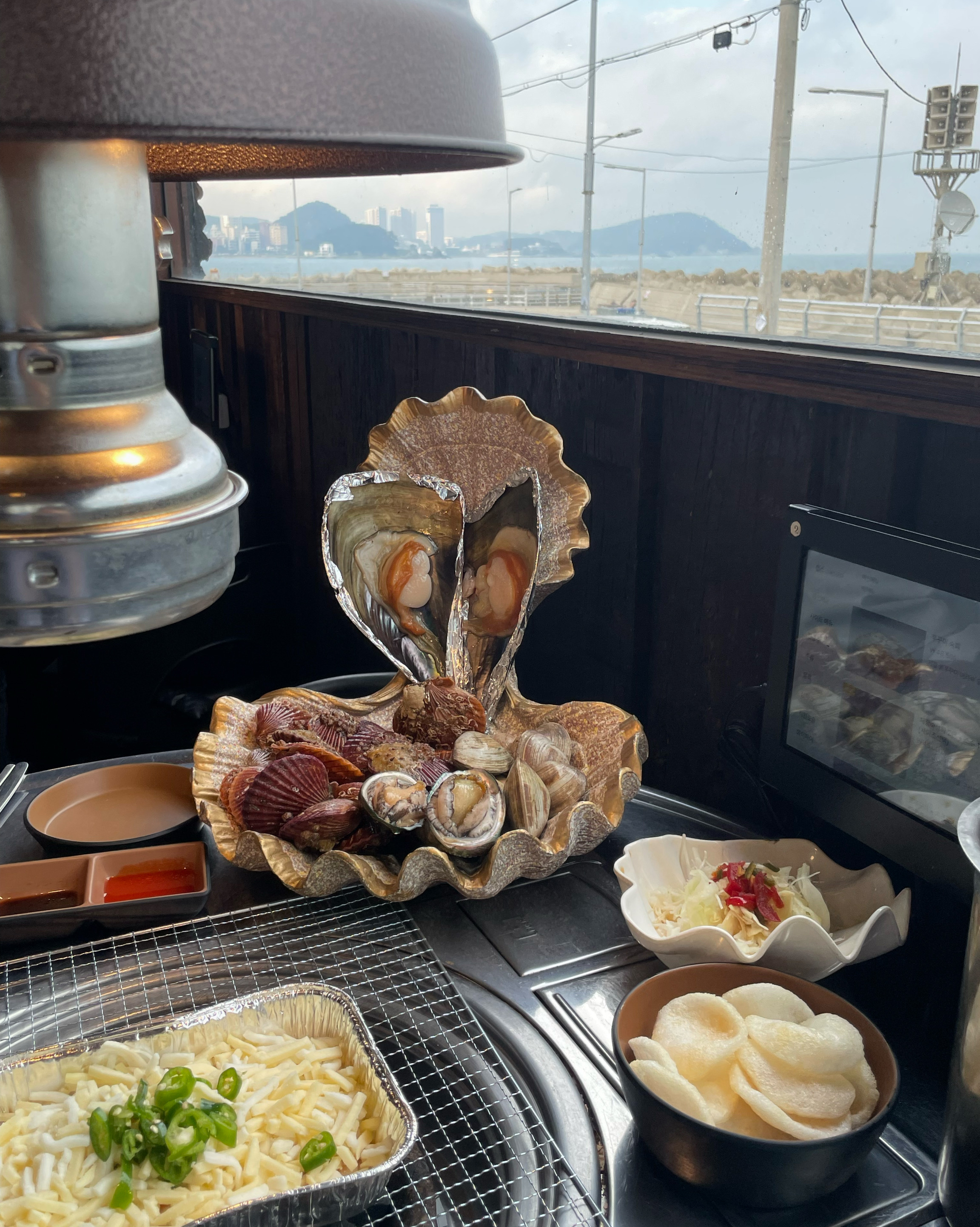 매장 인테리어가 너무 좋고 오션뷰라 분위기가 좋아요! - 송정 맛집 어부의 술상