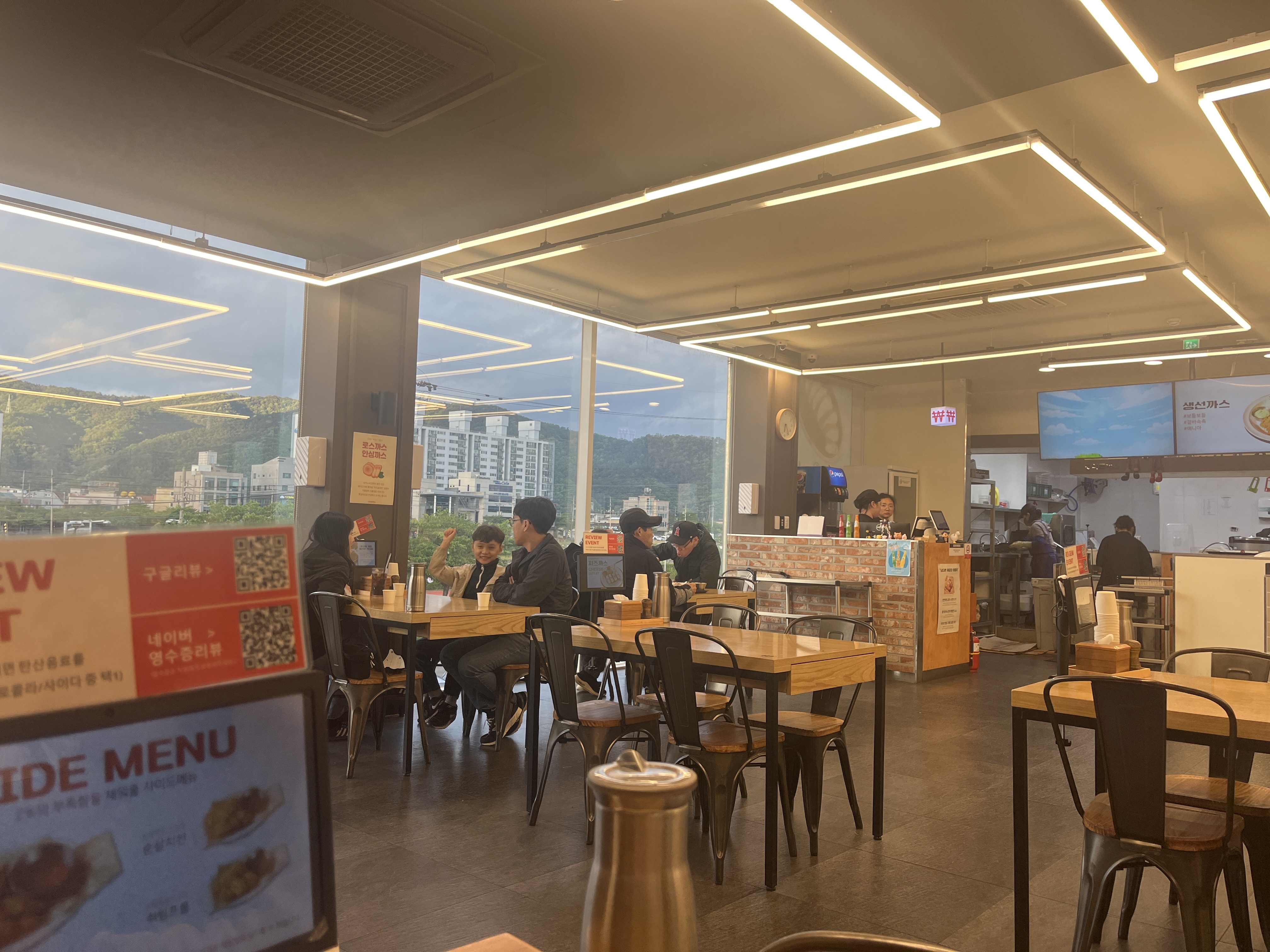 친절하시고 맛있어서 자주 와요~ - 경주월드 근처 맛집 홍익돈까스 경주점