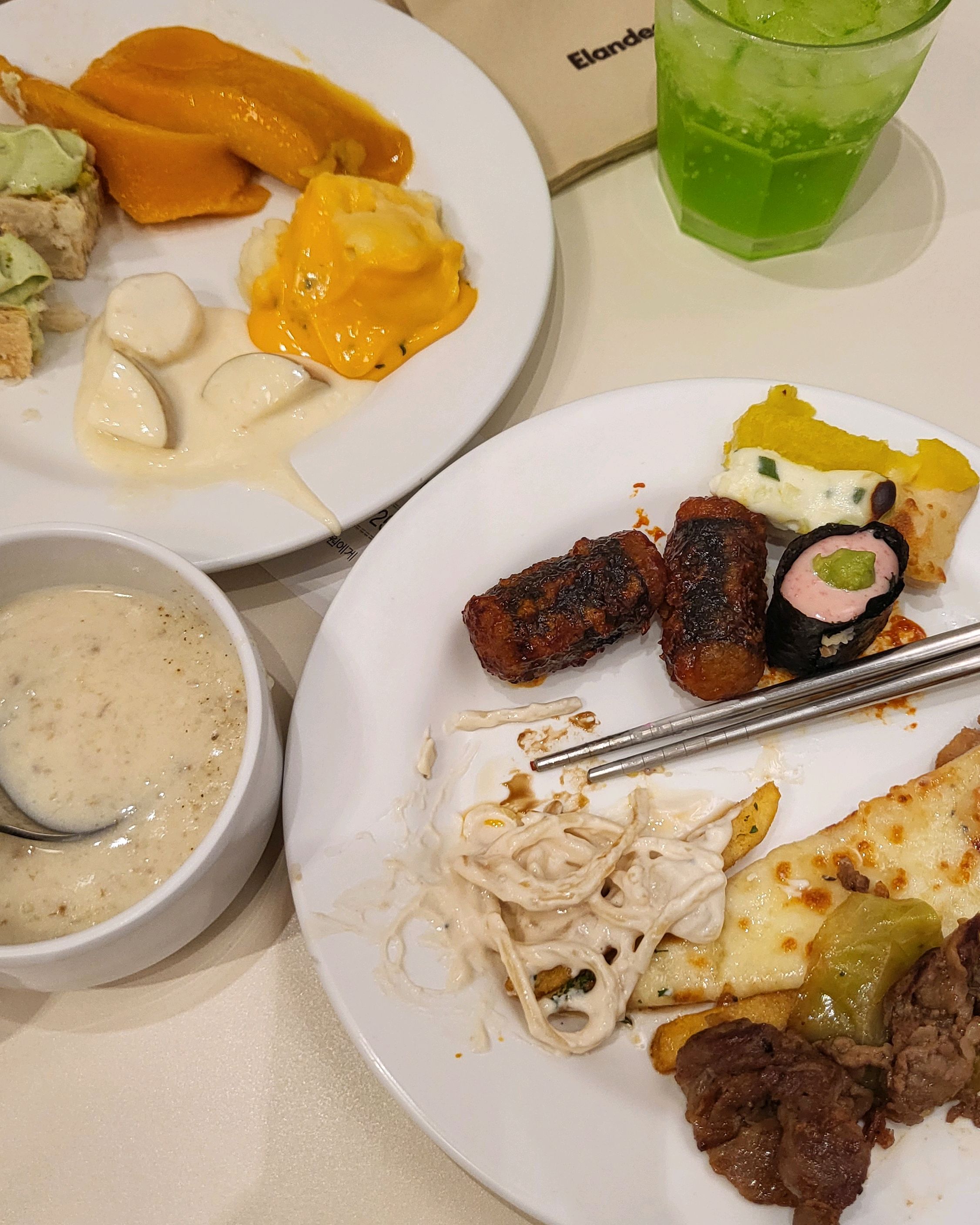 테이블 구조가 좀 복잡했어요 사람이 많아서 음식들고 왔다갔다할때 좀 불안하더라구요 부딪힐까