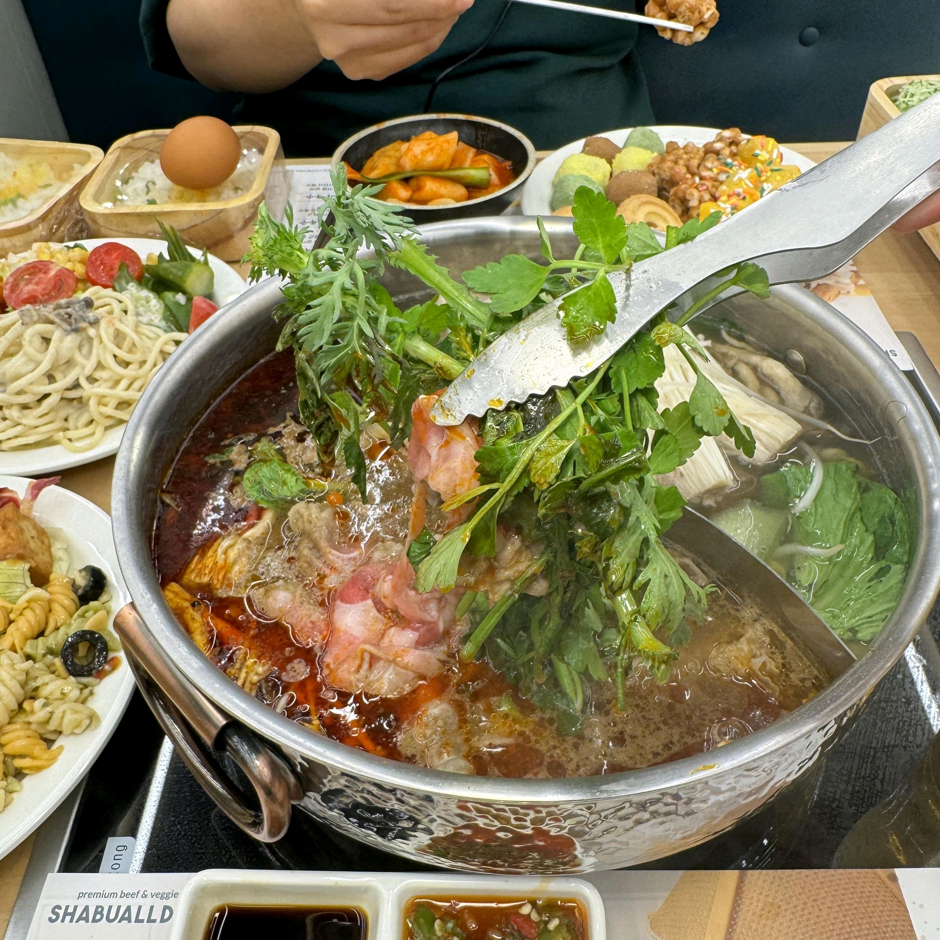 다양한 야채와 라이스페이퍼로 즐기는 무제한 샤브샤브가 정말 좋네요 디핑소스도 종류가 많아서