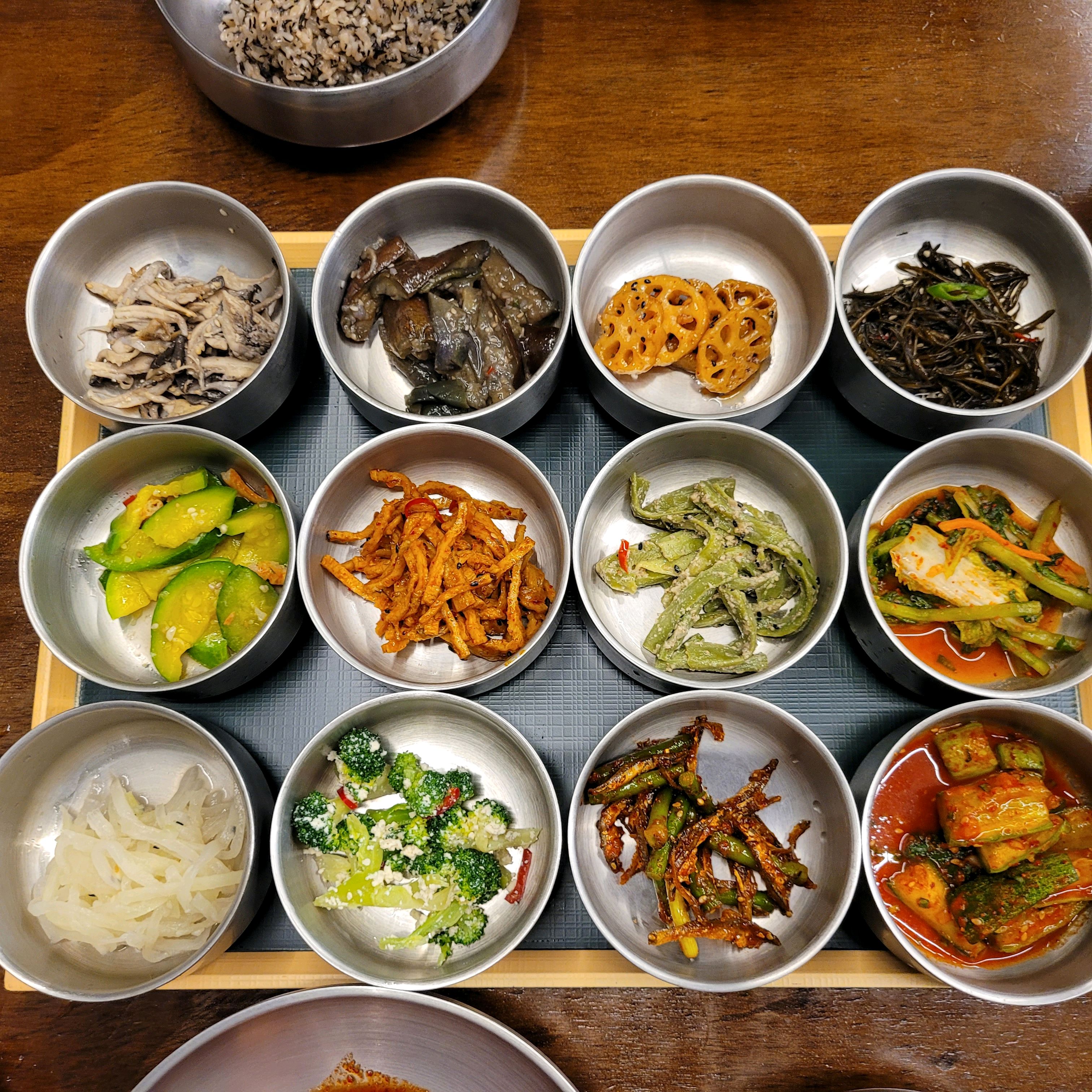 반찬이비뀌는데 이번엔쏘쏘 특히 양념게장맛이 바뀌어서 ㅜㅜ아쉬웠어요 - 대전 맛집 둥지톳밥
