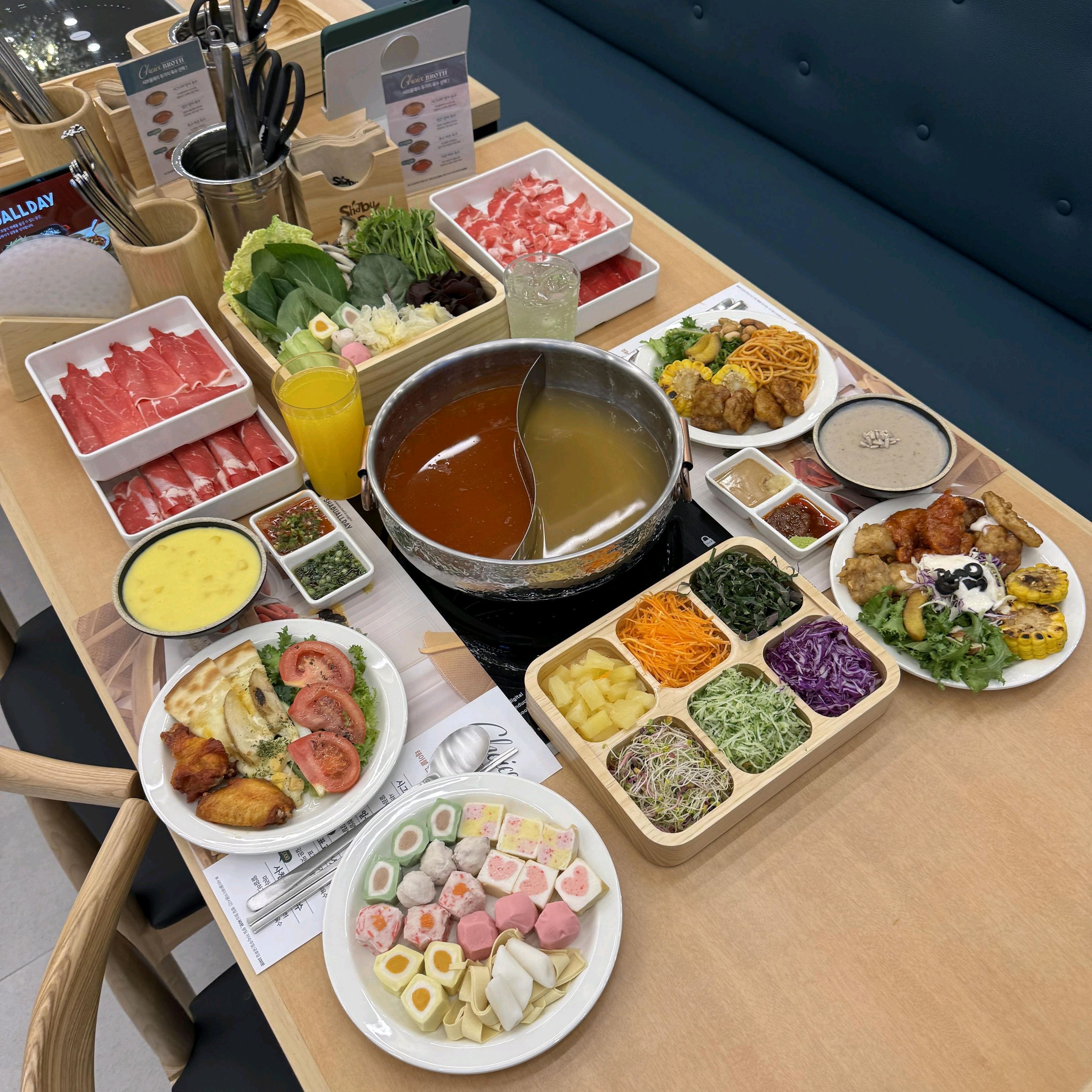 여긴 소고기 샤브도 괜찮고 야채도 다양해서 맛있게 먹을 수 있어요 라이스페이퍼랑 야채로 월