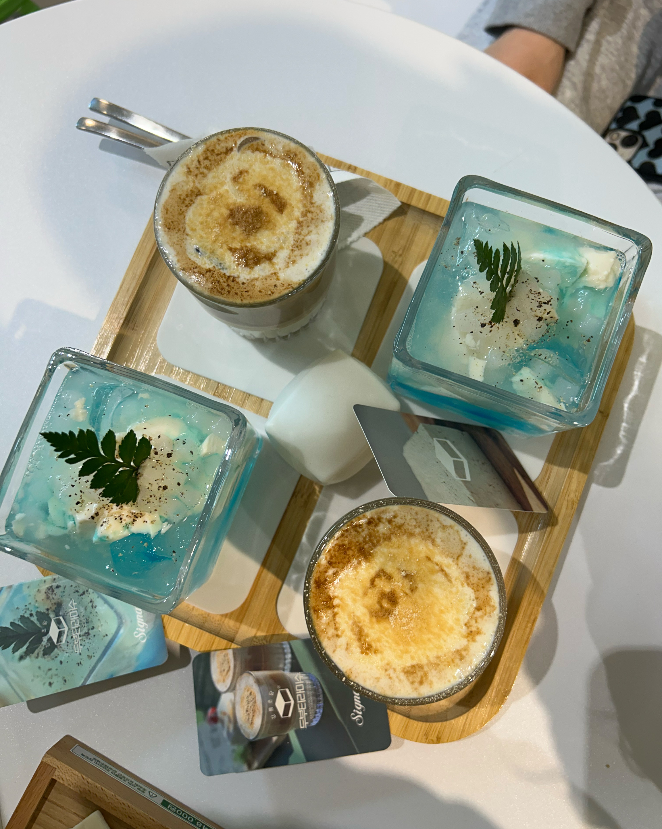 커피가 너무 고소하고 맛있어요^^ 티라미슈도 포장해갈건데 기대됩니당♡ 카페분위기도 아늑해요