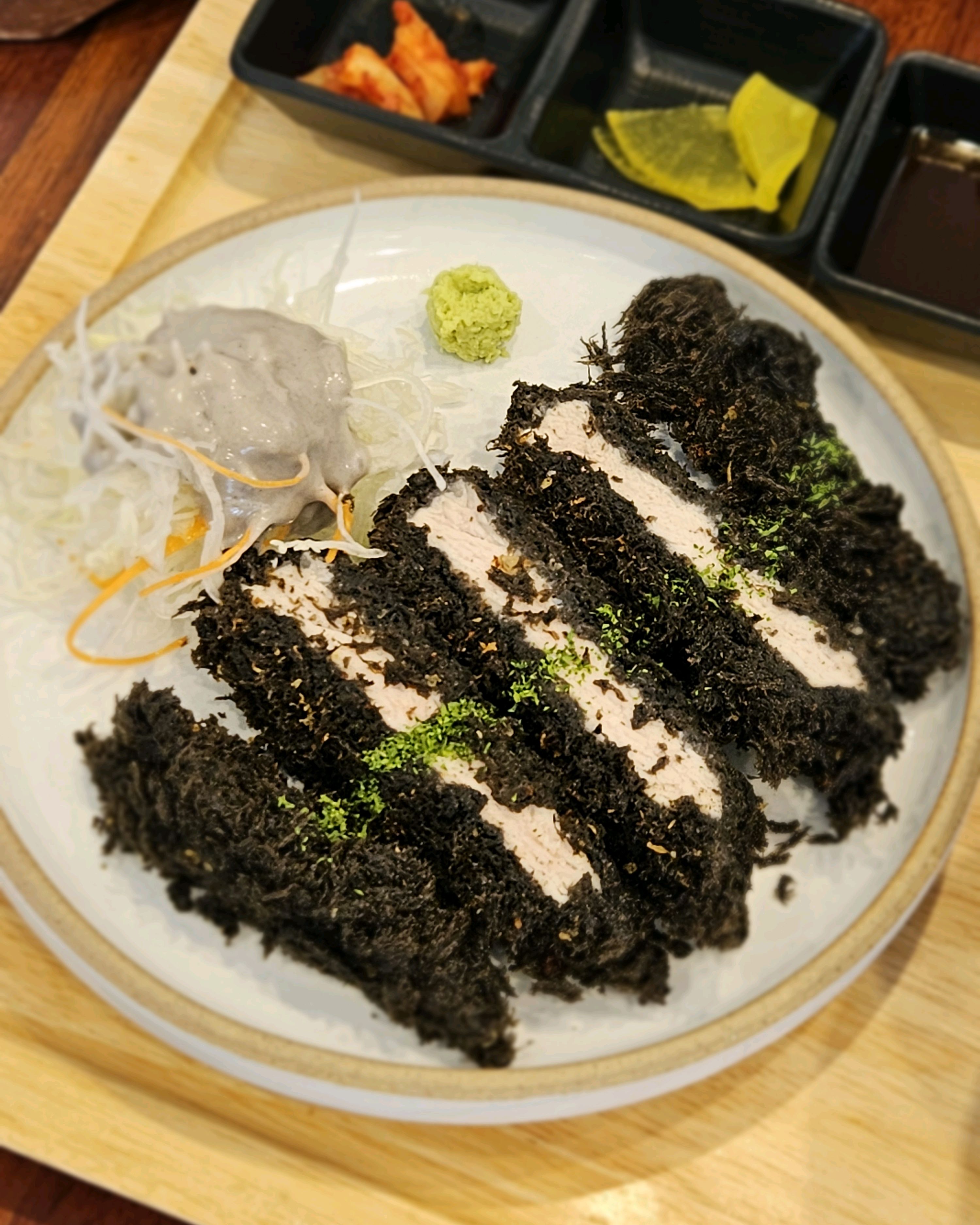 맛집이라고 소문 듣고 찾아온 곳인데 쫄깃한 말차 베이스 면이 정말 맛있었어요 😊 그리고 신