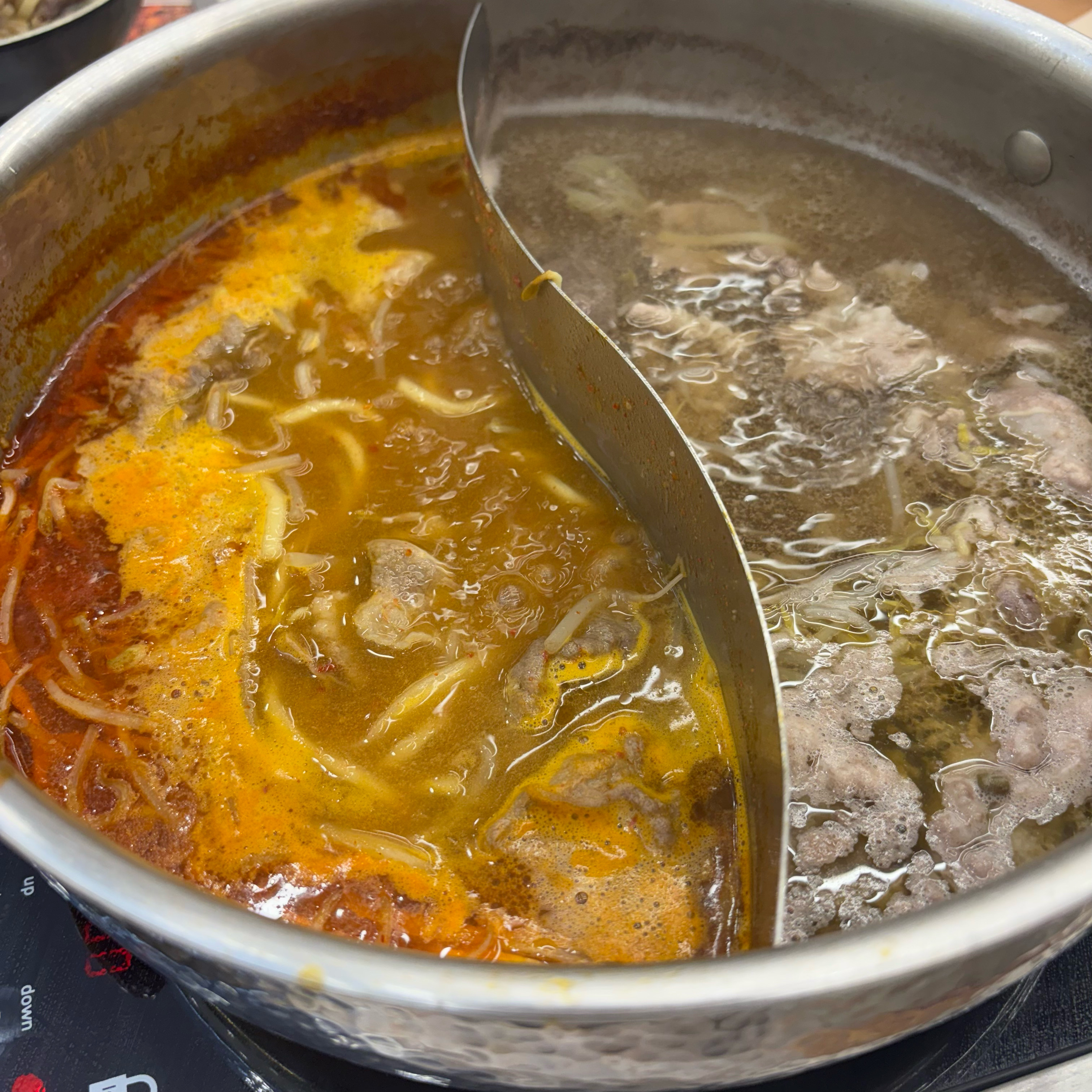 주말 브레이크타임 끝나고 5시5분? 쯤에 갔는데 벌써 손님이 가득한거예요 😳 ! 다행히 웨