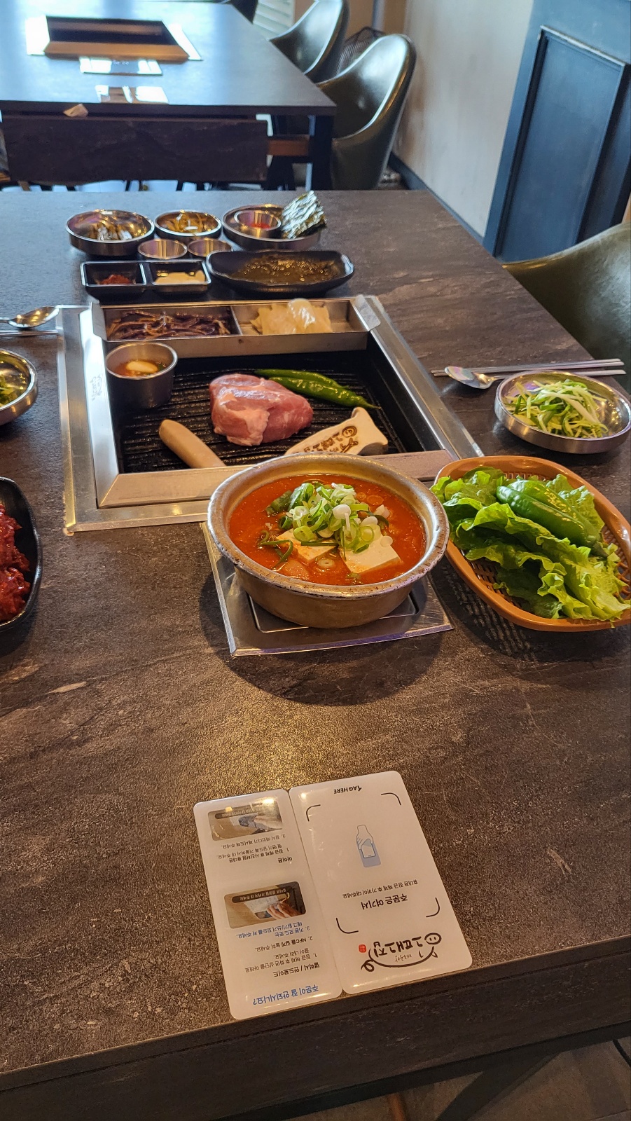 낮인데도 사람이 바글바글 하네요 오션뷰라서 고기가 더 맛있네요 다른데는 잡내도 심한데 여기