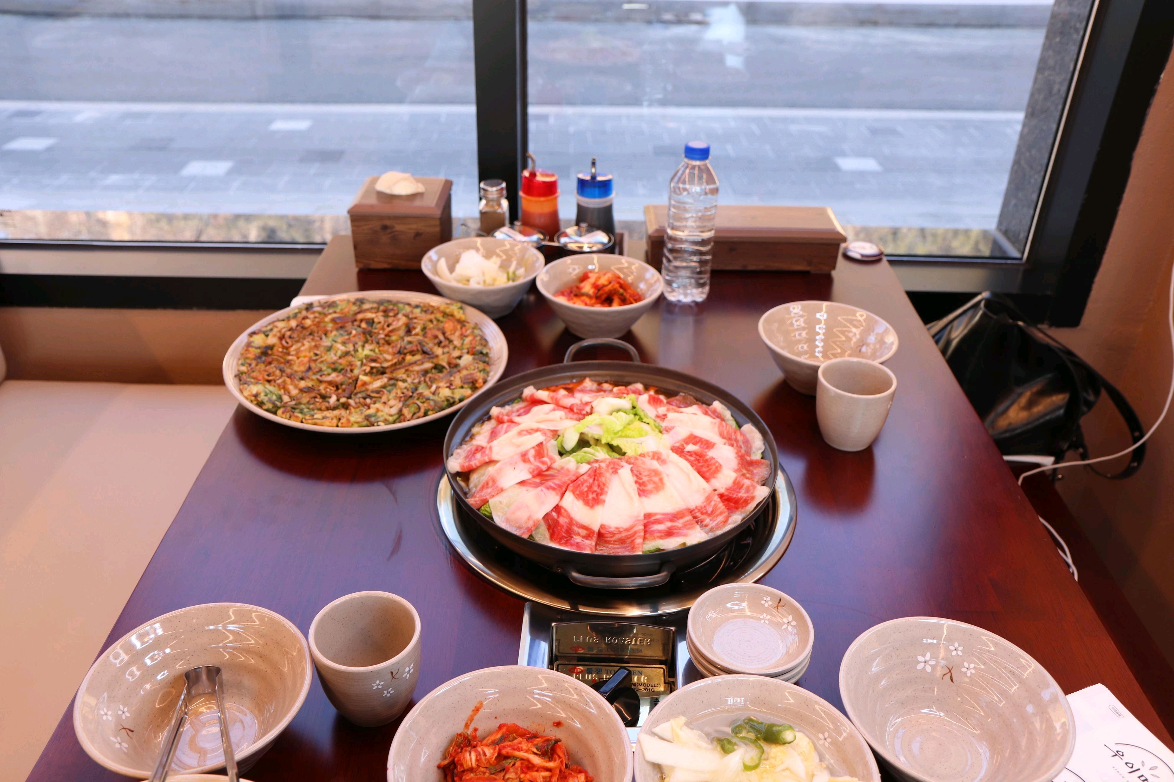 따뜻한 국물 위에 고명이 예쁘게 올려져 있어 맛도 기대됐는데 기대 이상이네요. 칼국수 면발