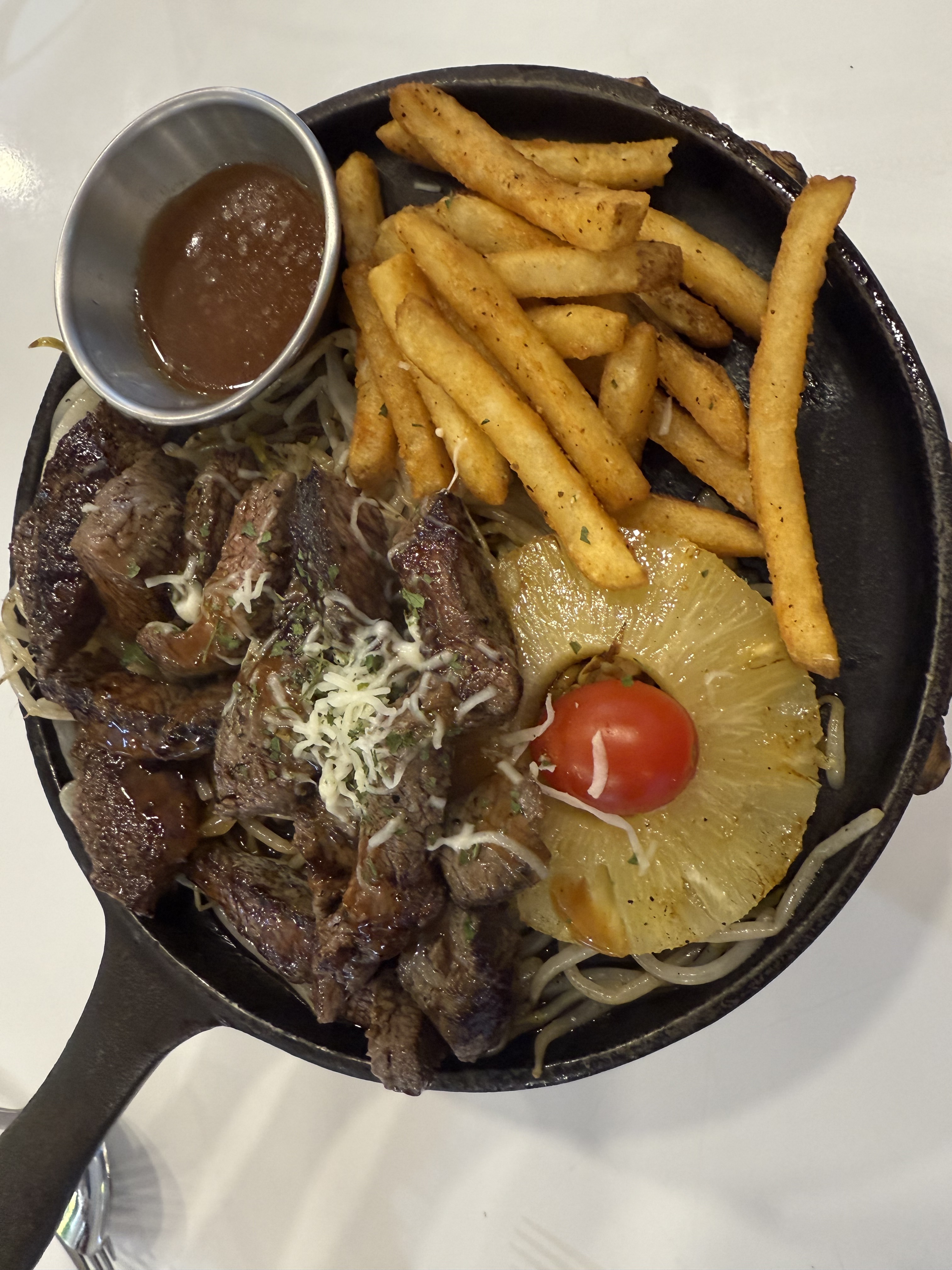 고기 잡내가 없고 부드럽네요 고기질이 좋은 거 같아요! 파스타는 면이 조금 더 익으면 더 