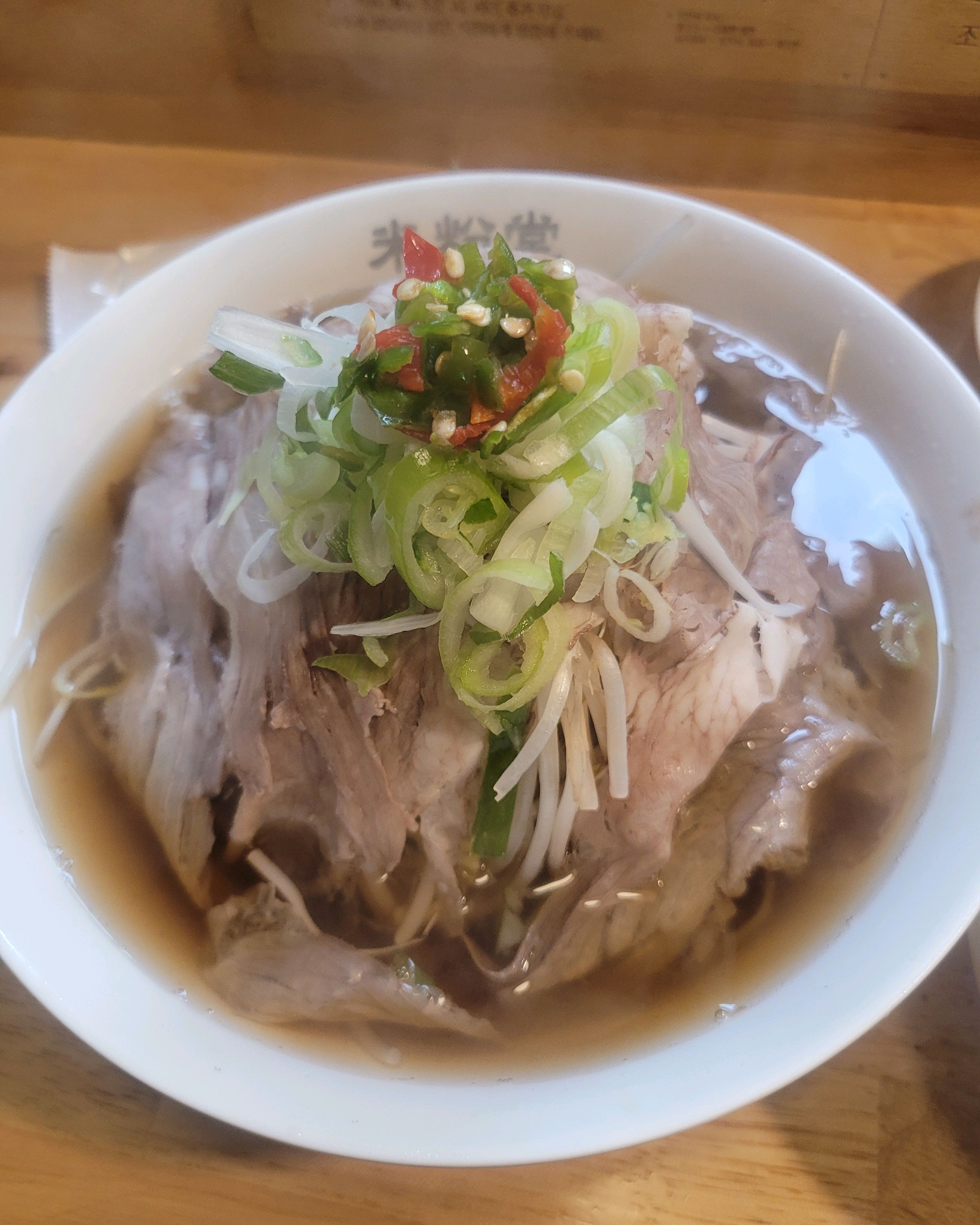 저의 최애 맛집입니다. 특유의 향도 나지 않고 시원하고 맛있습니다. 면도 무료 리필되요.