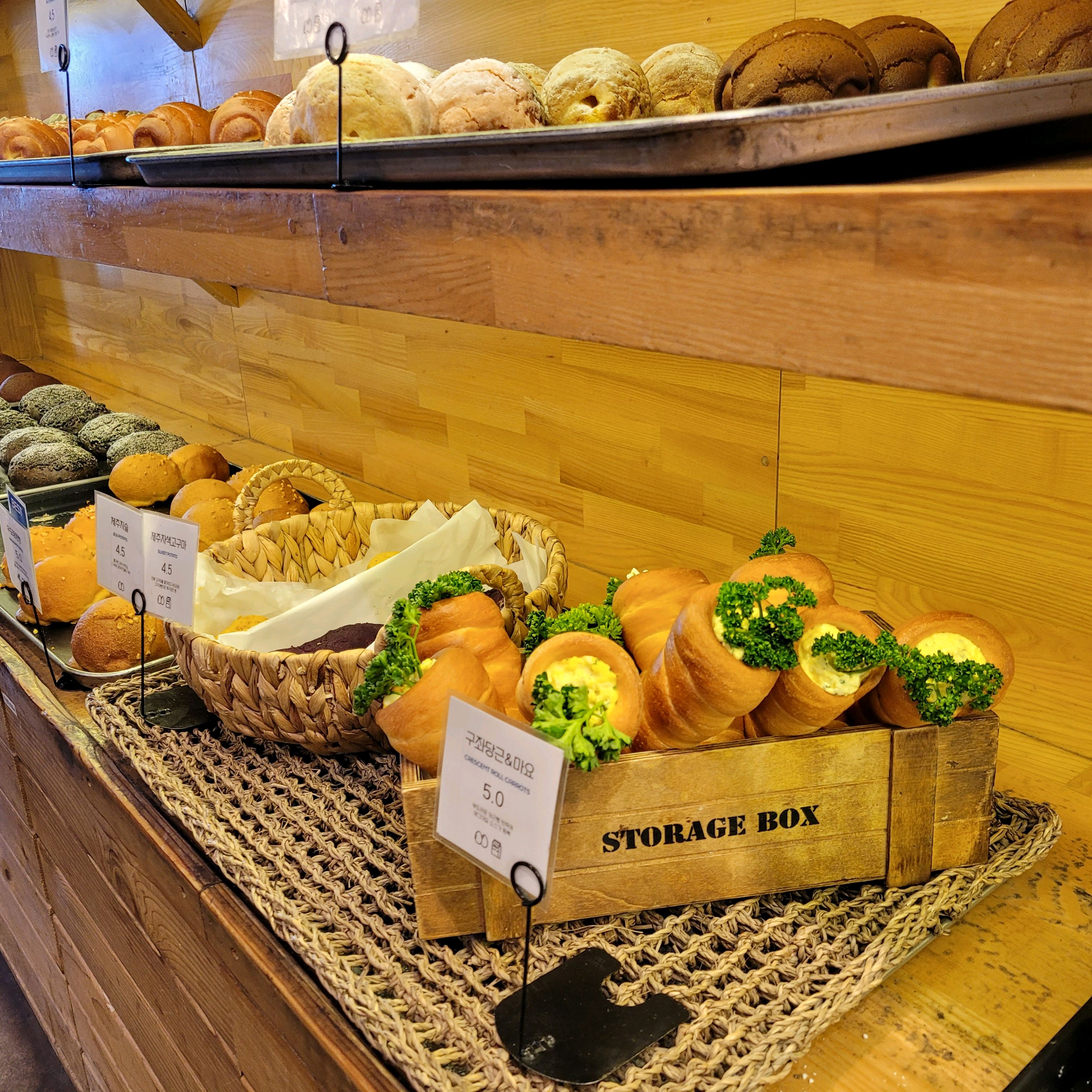 음료는 돈아까울정도로 맛은 별로인데 빵은 무난해요. 가격도 여행지니 그러려니 감수하고 지불