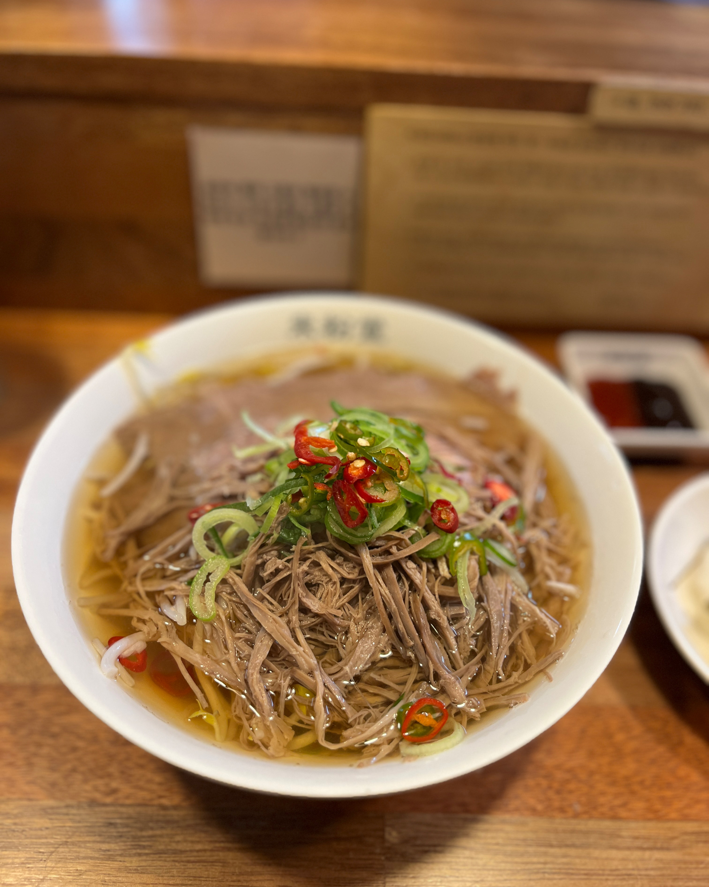 양지차돌 고기양도 많고 국물이 시원해요 핫소스랑 해선장 소스랑 같이 먹으면 맛이 배가돼요