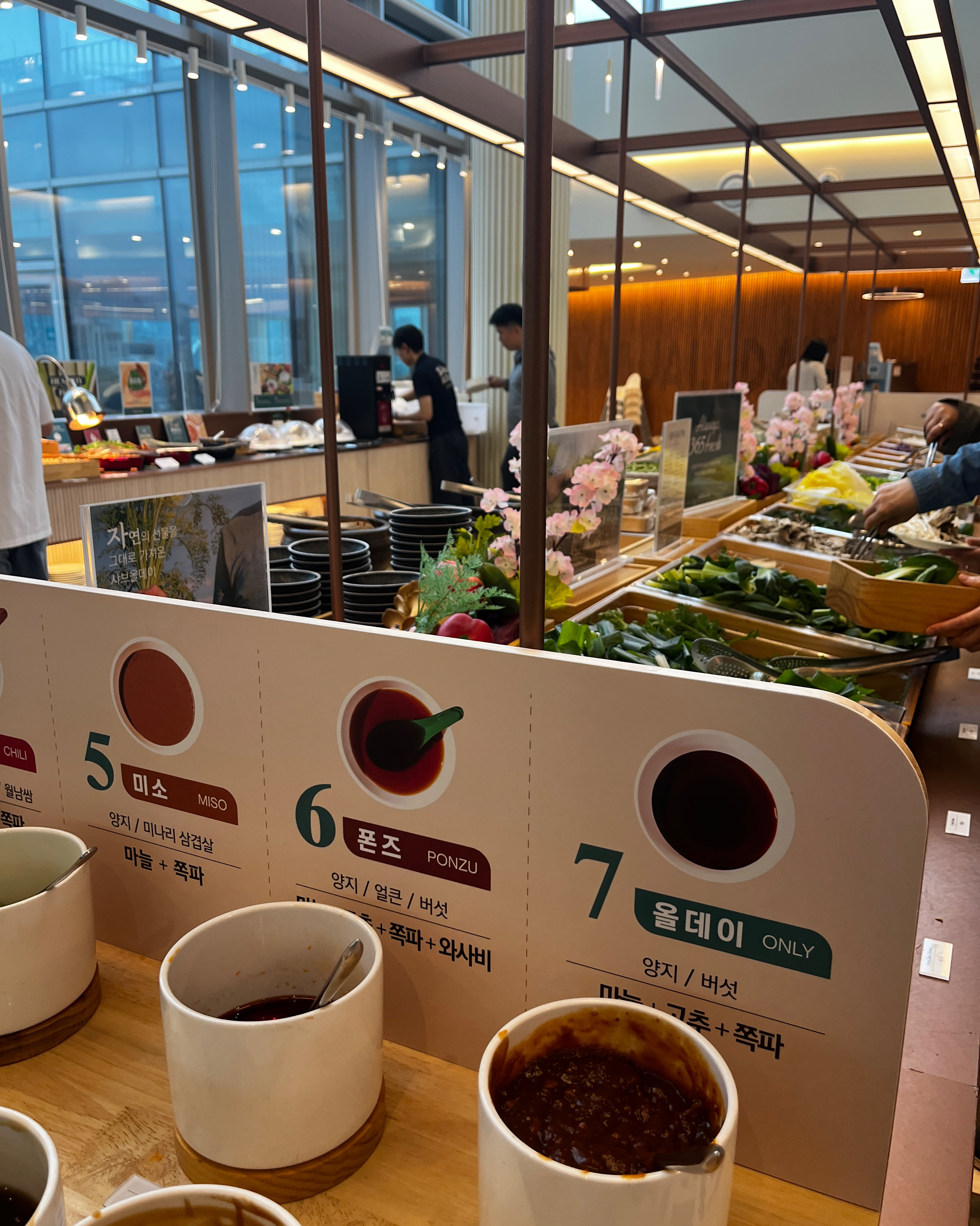 너무너무 맛있어요!! 부산 올 때마다 들리는 곳🤩🪽 고기 무한정 갖다먹을 수 있는게 최고