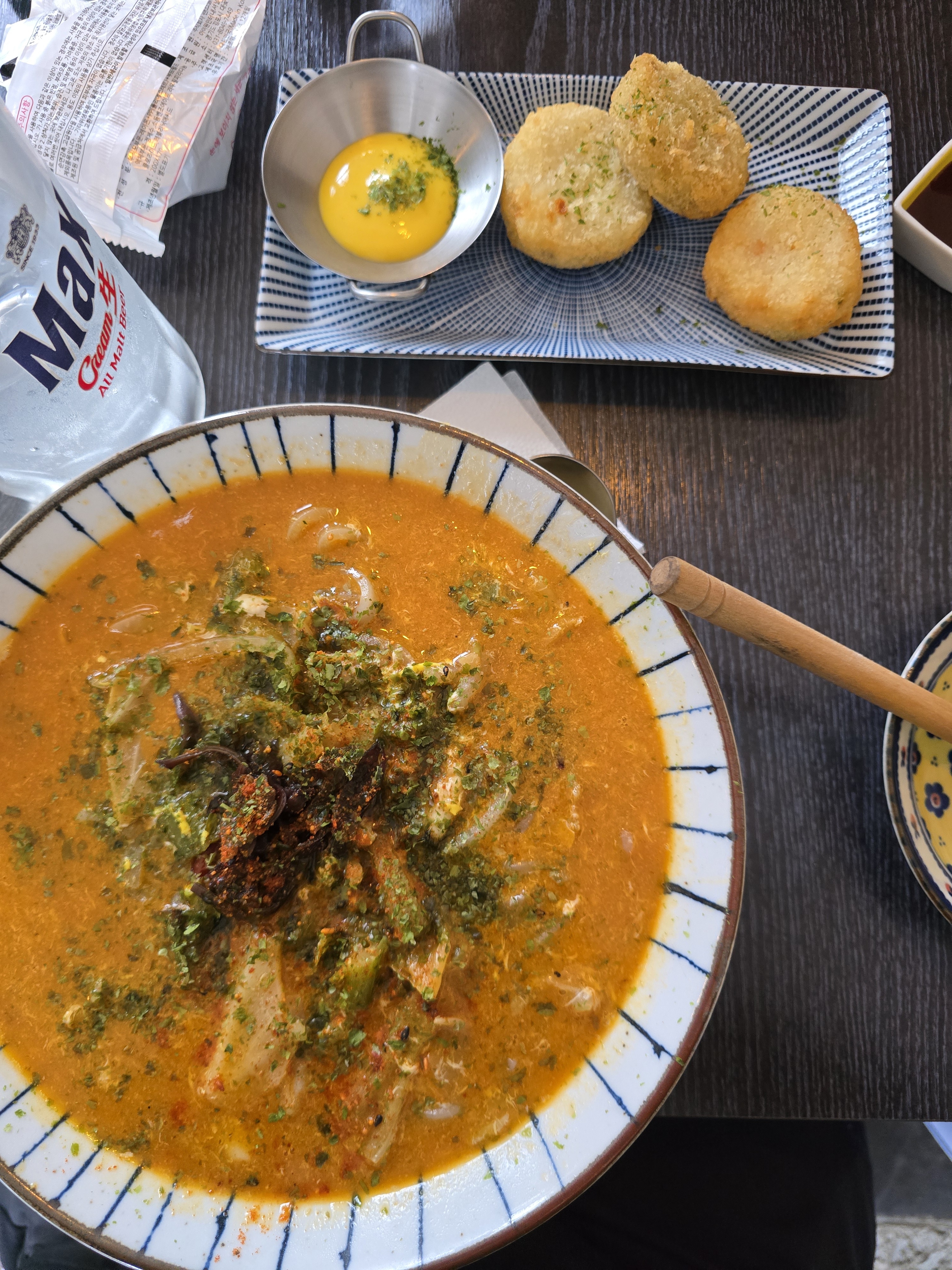 봉자네상점의 돈까스는 정말 맛있습니다. 겉은 바삭하고 속은 촉촉해서 한입 먹는 순간 감탄이