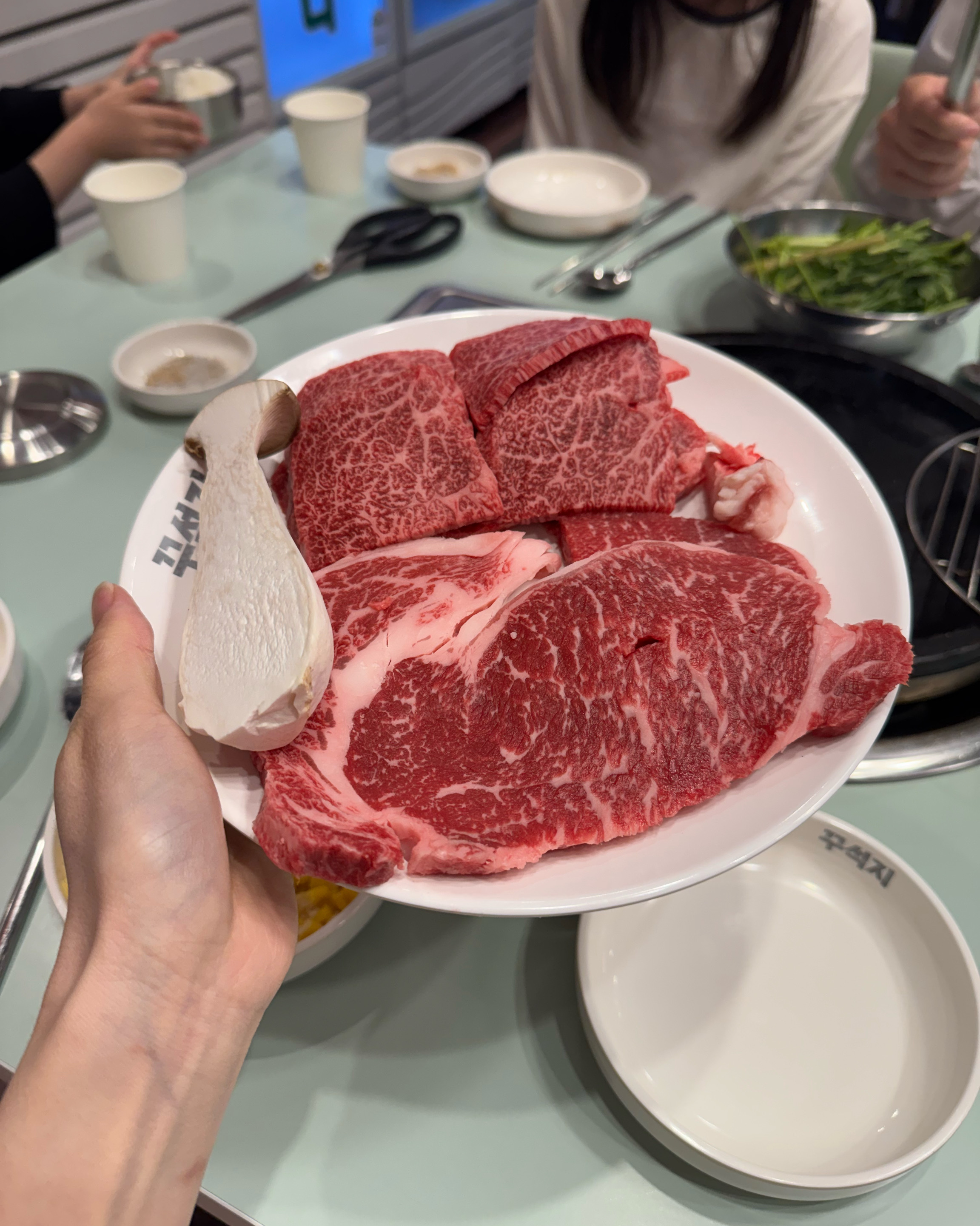 토요일 저녁으로 한 30-40분 정도 대기하였고 - 불당동 맛집 꾸석지돌판한우 천안신불당점