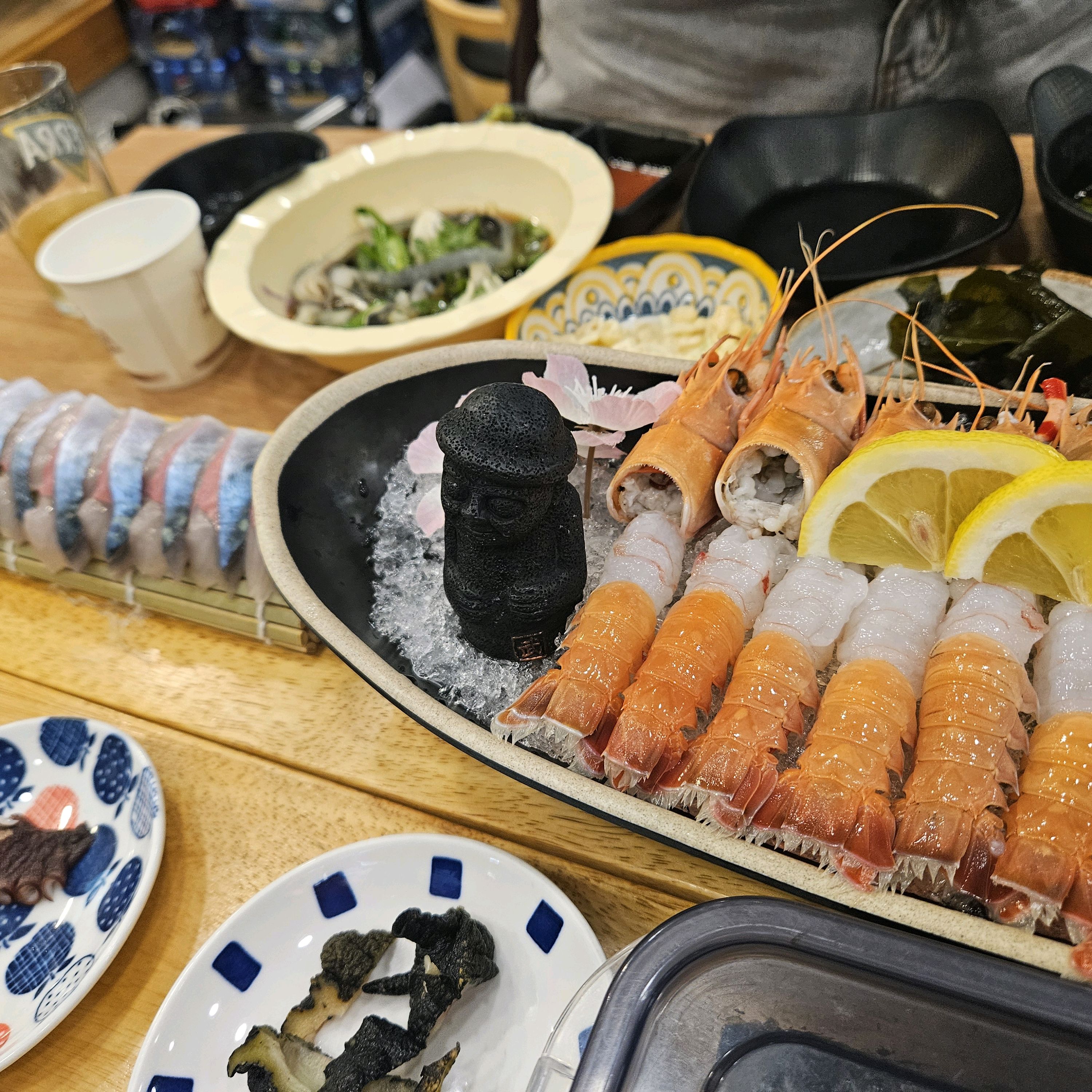 예약없이 5시 반에 갔는데 사람이 만석이더라구요 ㄷㄷ 그래도 다행히 7시반에 나오는 조건으