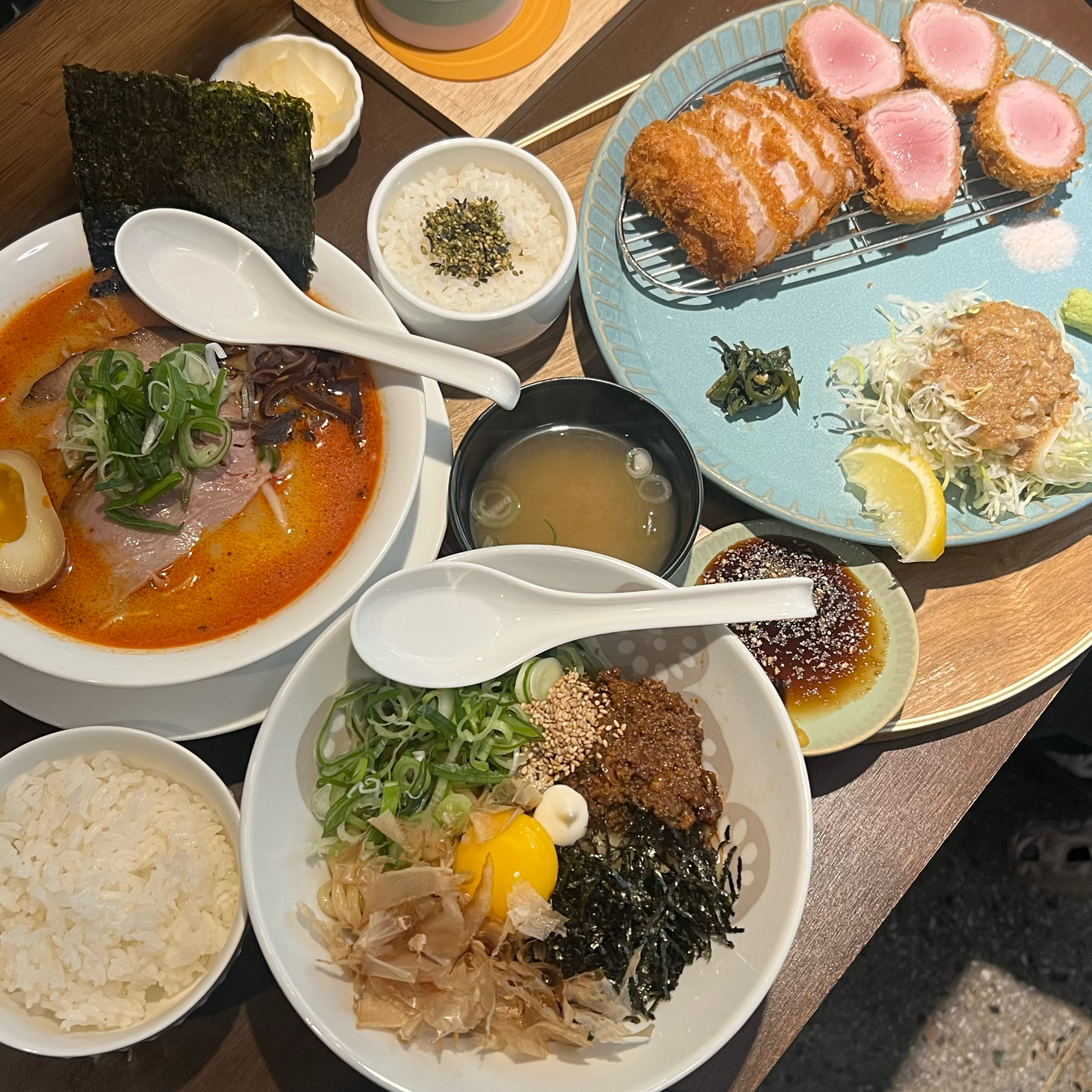 소바랑 라멘 돈카츠까지 너무 맛있고 웨이팅까지 생기는 찐 맛집이에요!! 맛있어서 싹싹 긁어