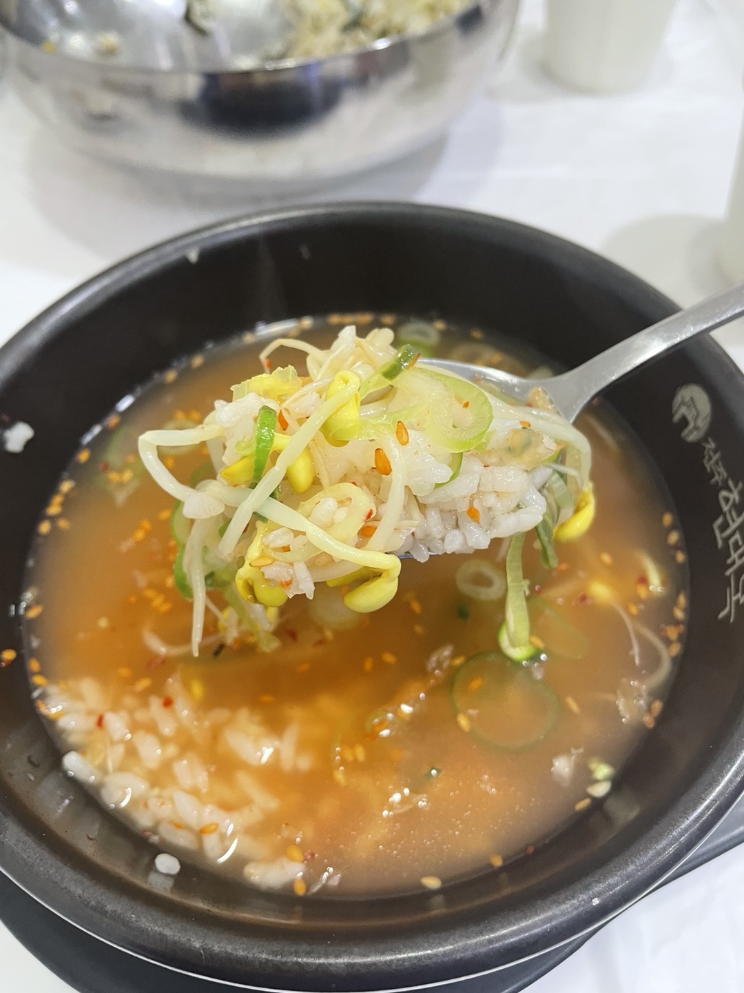 남부시장식 콩나물 국밥 맛있어요. 수란과 함께 먹으니 넘 뜨뜻하게 잘 먹었습니다. 반찬도 