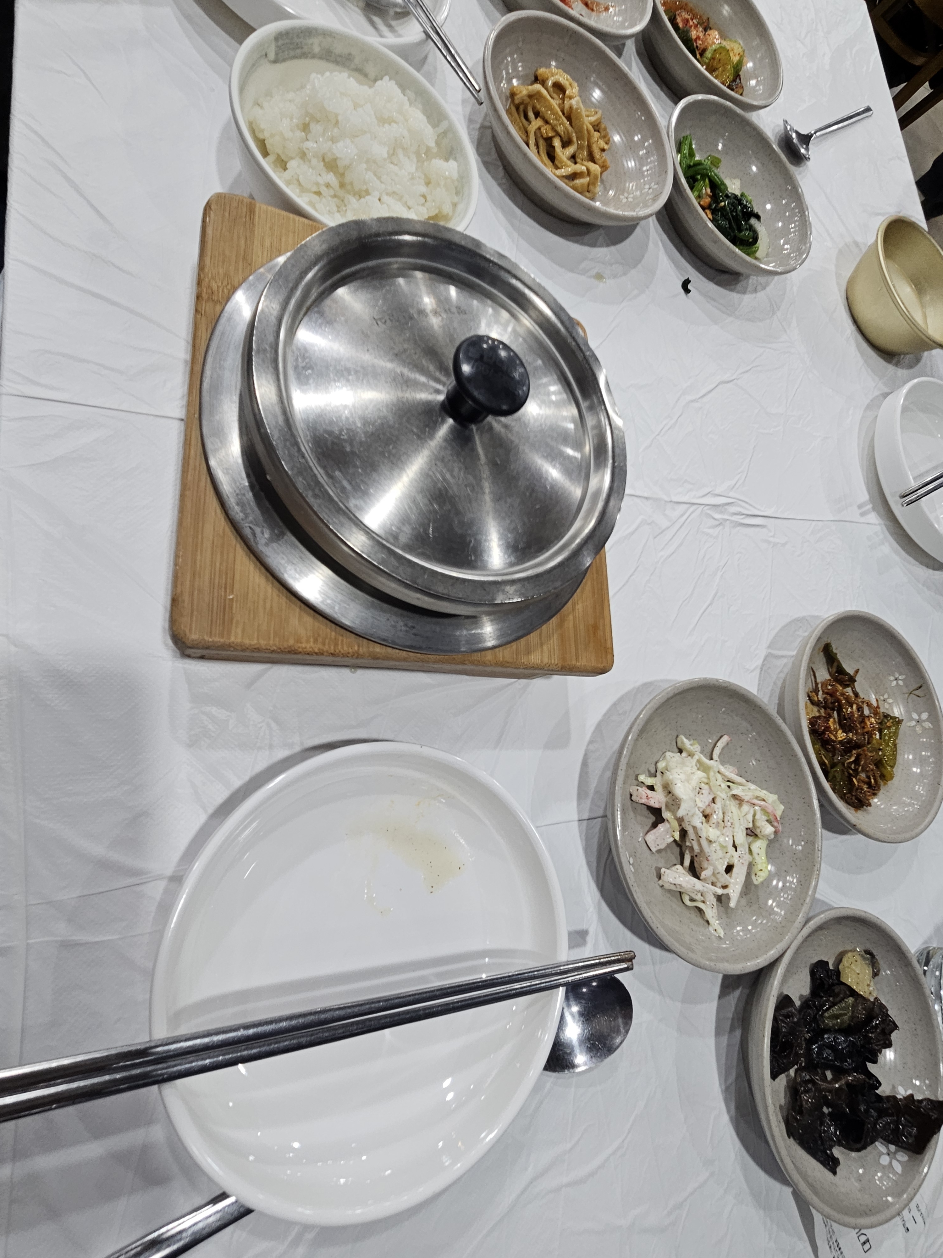 30분 넘게 웨이팅하다 들어갔는데 주문하고도 1시간 가까이 기다리고, 더 늦게 들어온 테이