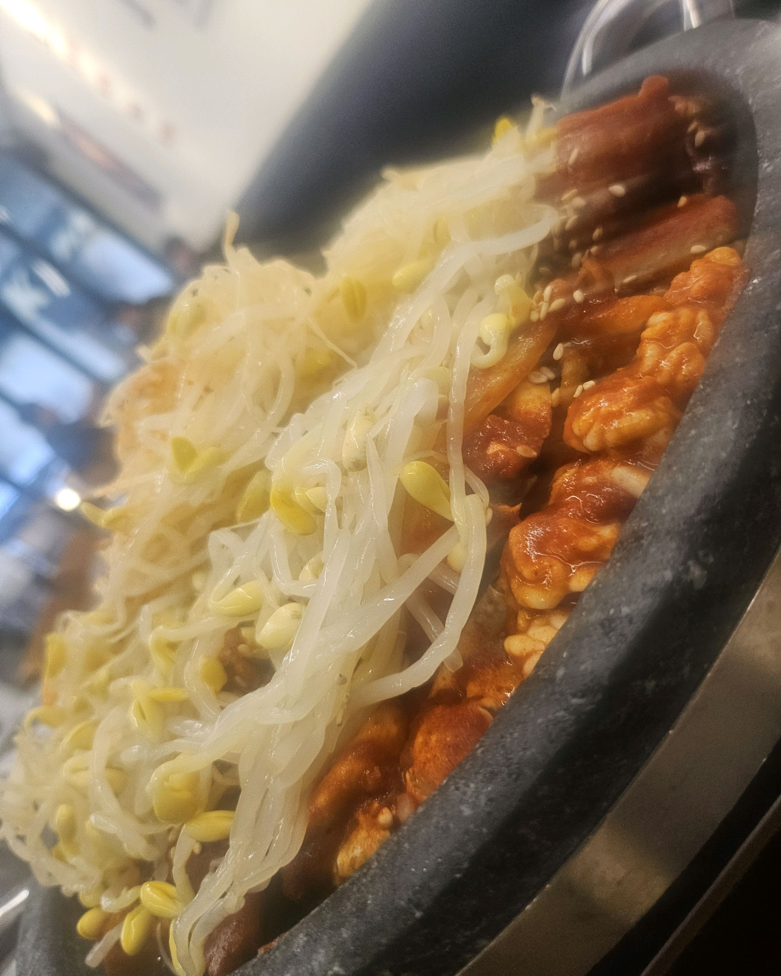 양도많은데 맛이일단기가막혀요 매콤하고 자꾸입에서땡기는 감칠맛이 아주환장합니다 다음엔신랑과함