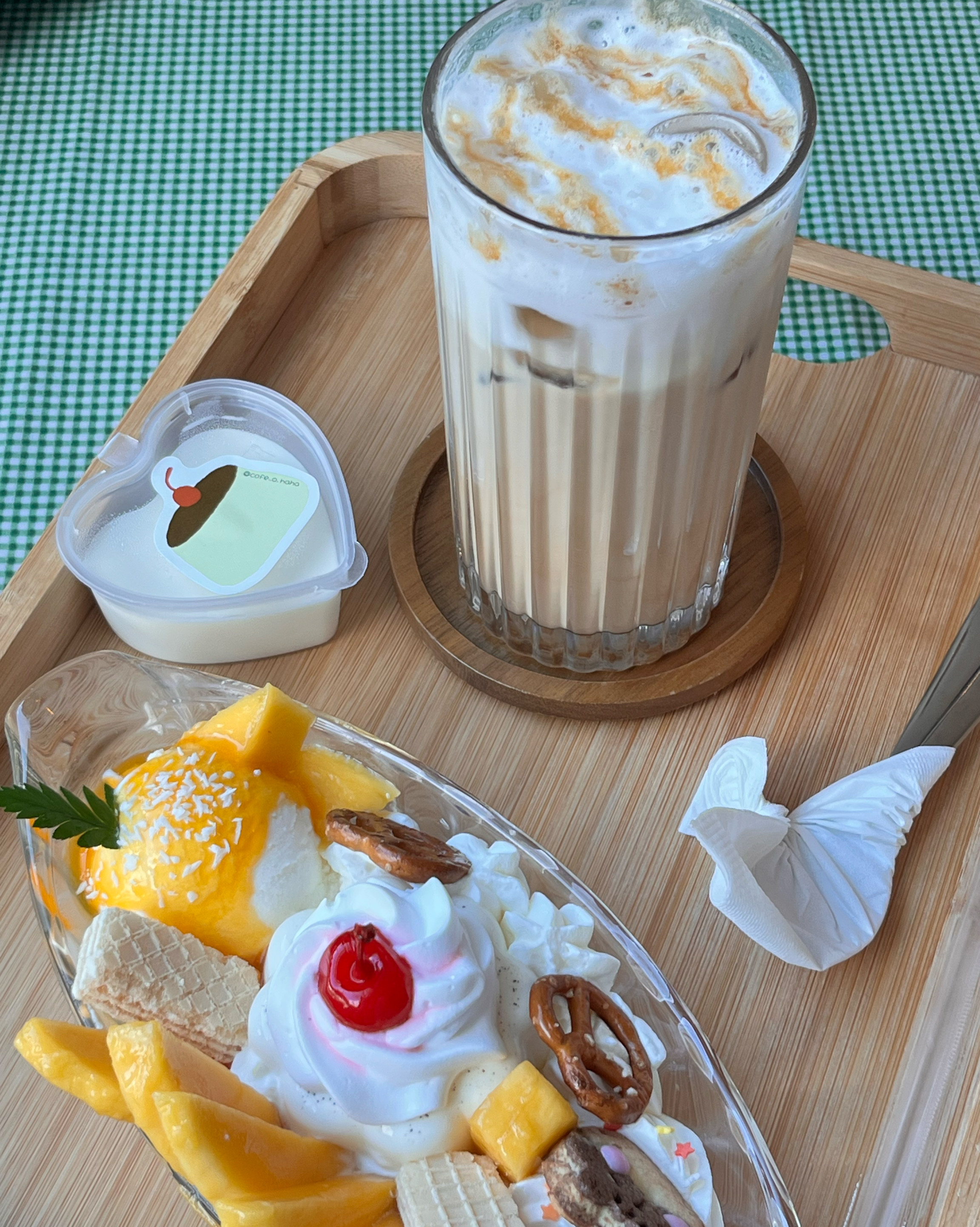 망고푸딩아라모드 시켜서 먹었는데 엄마가 망고하고 같이 있던 아이스크림 넘 맛있대요🍨💛 - 불당동 맛집 카페오하하