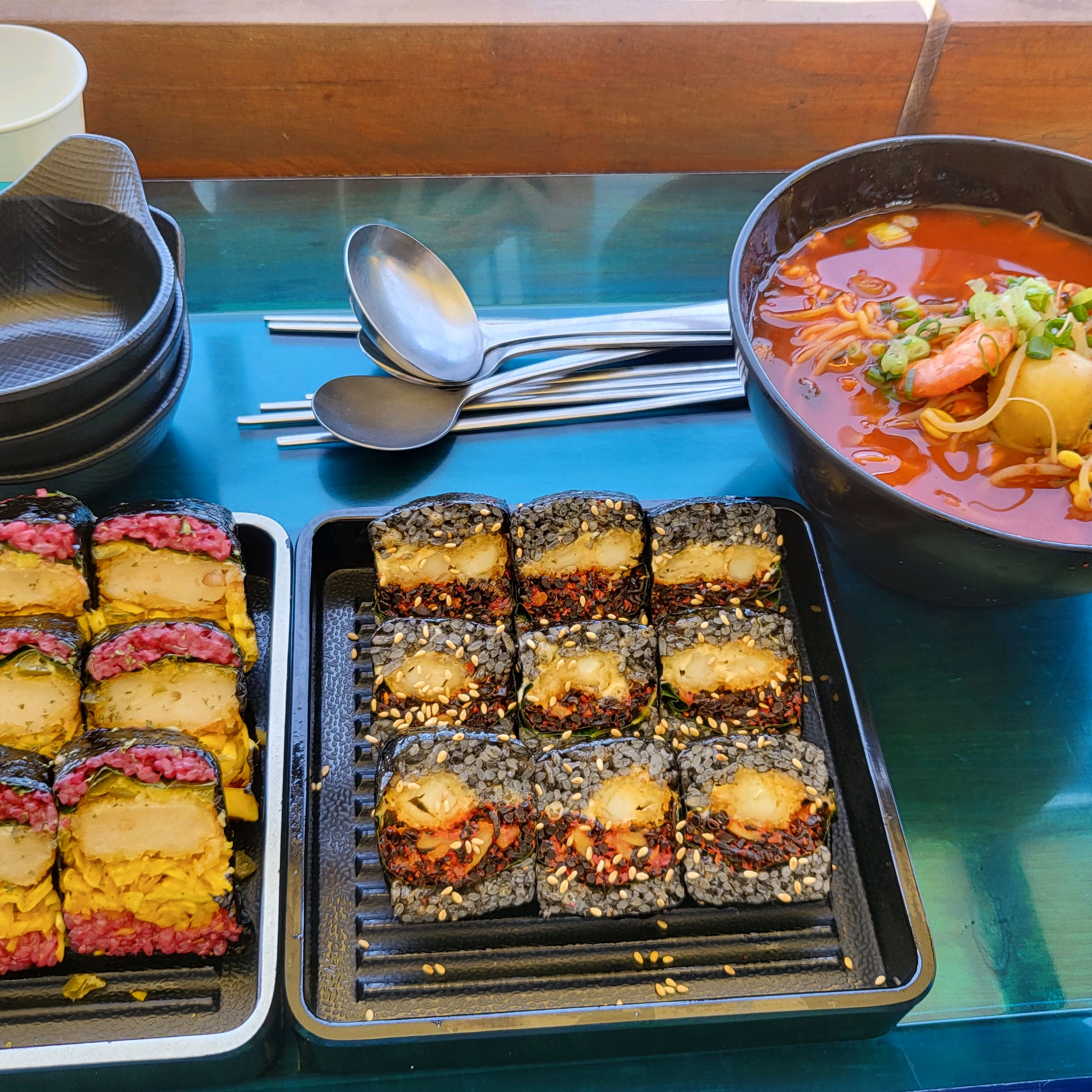 해물라면이 11000원. 라면가격치고는 사악하지만 뷰값이고 제주도물가니 그러려니. 김밥은