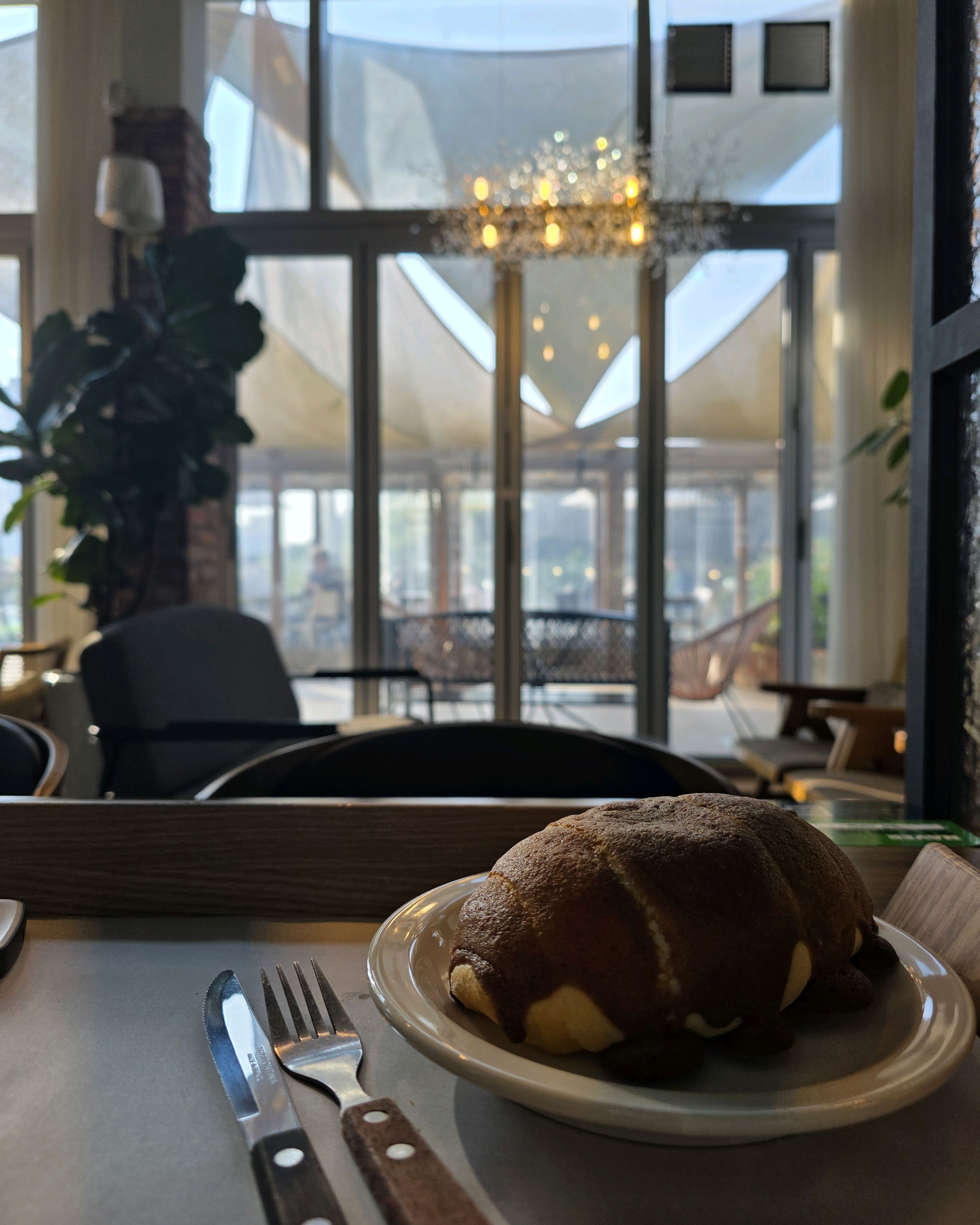 송도 센트럴 파크 입구에 있는 카페에요! 모카 소금빵 너무너무 맛있어요:) 카페 야외 테이
