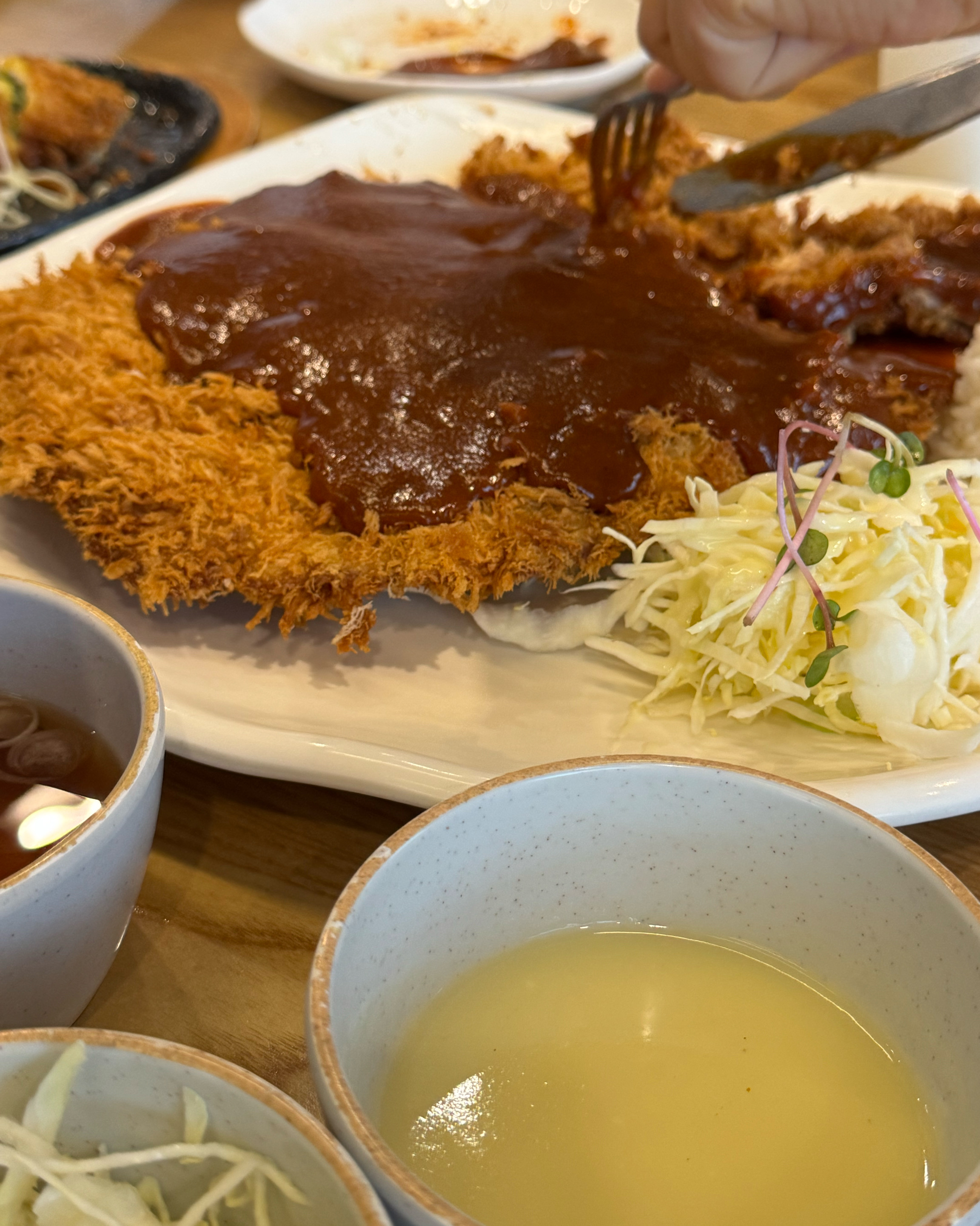 가족 단체로 방문했는데~ 매장도 넓고 편안한 분위기에 식사했습니다!! 다 맛있네용!!❤️❤