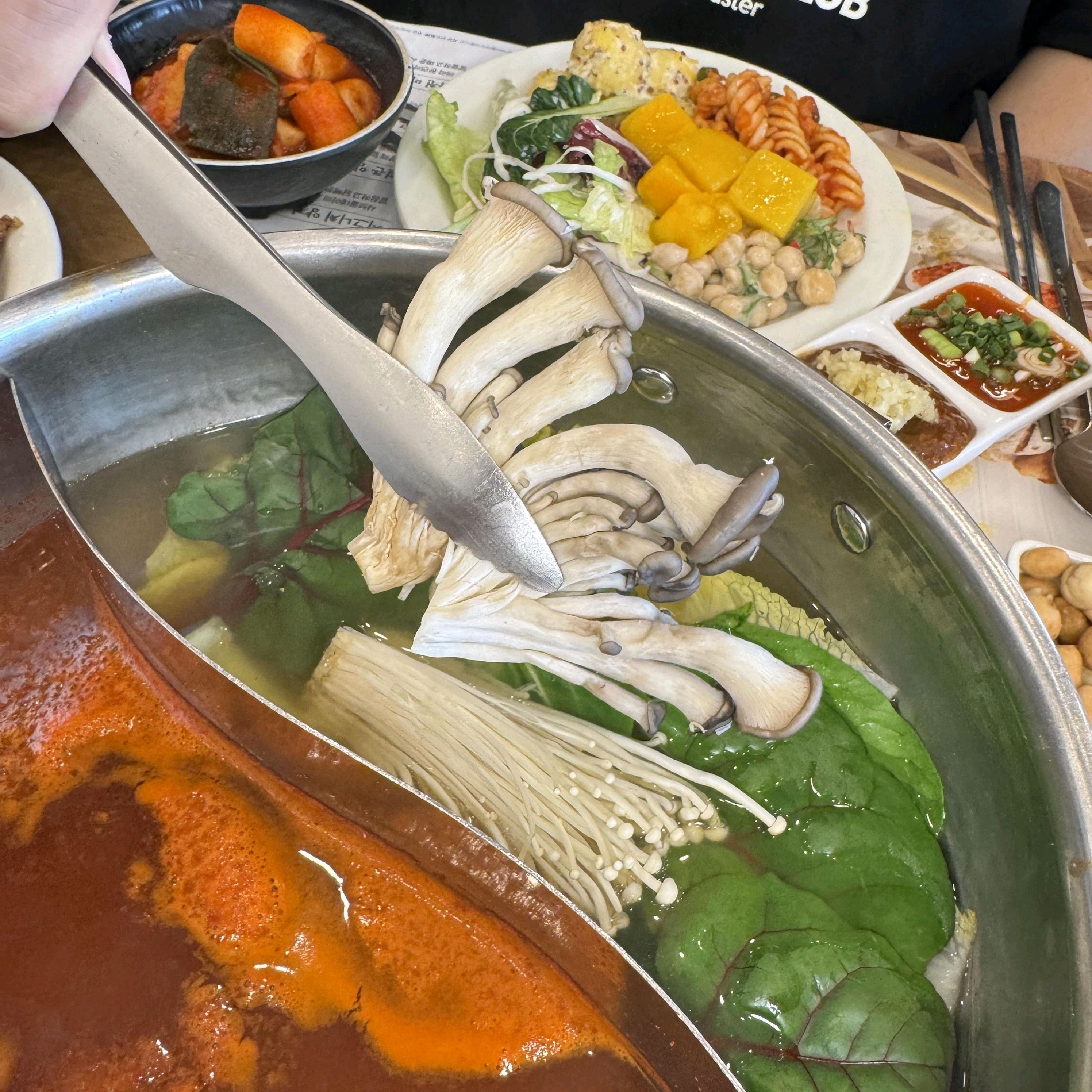 샤브샤브 먹기 좋은 곳이네요 다양한 야채와 라이스페이퍼도 준비되어 있어서 취향에 맞는 월남