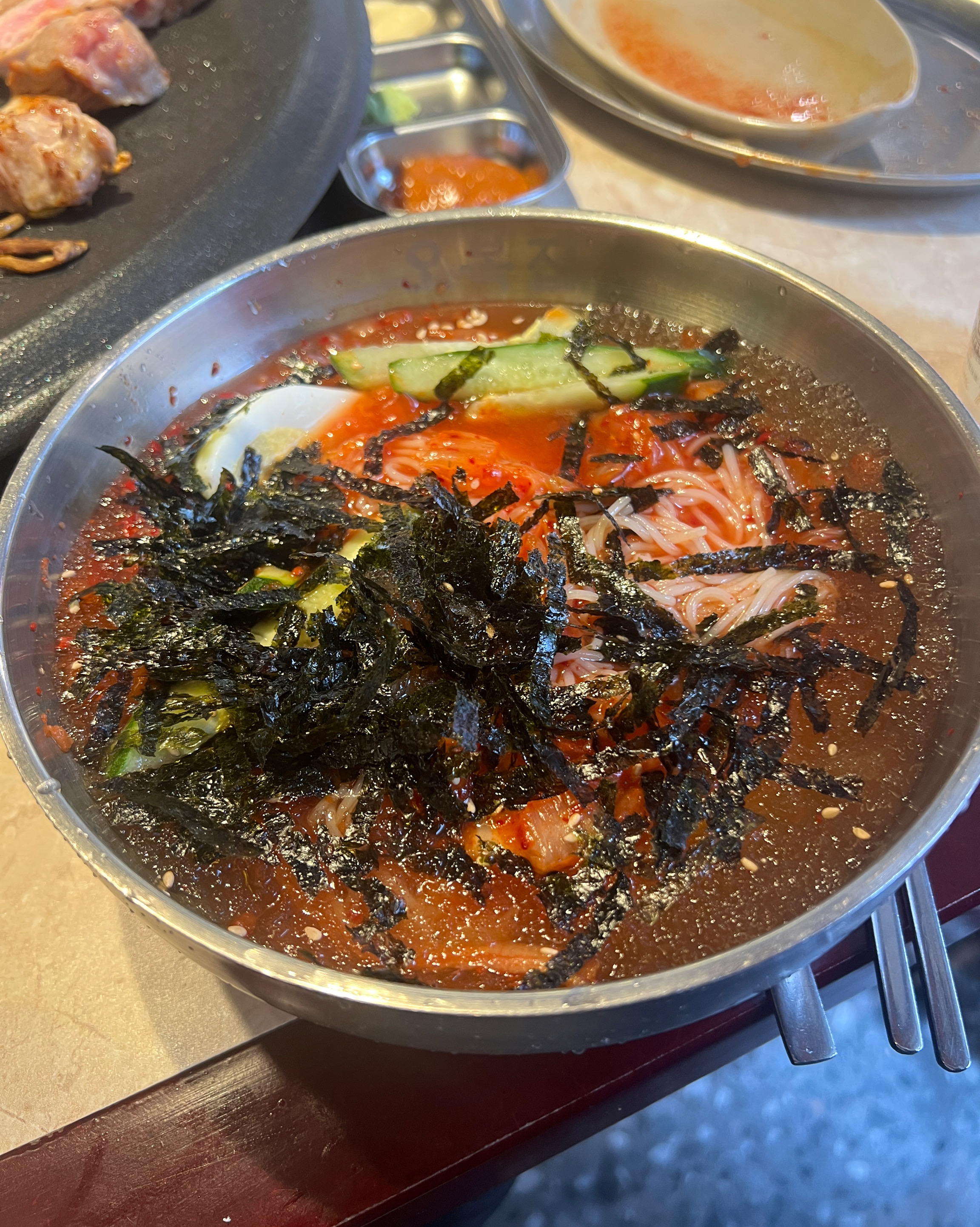 여기 김치말이국수가 너무 맛있어요. 고기랑 너무 잘 어울려요. 미나리랑 야채도 너무 신선하