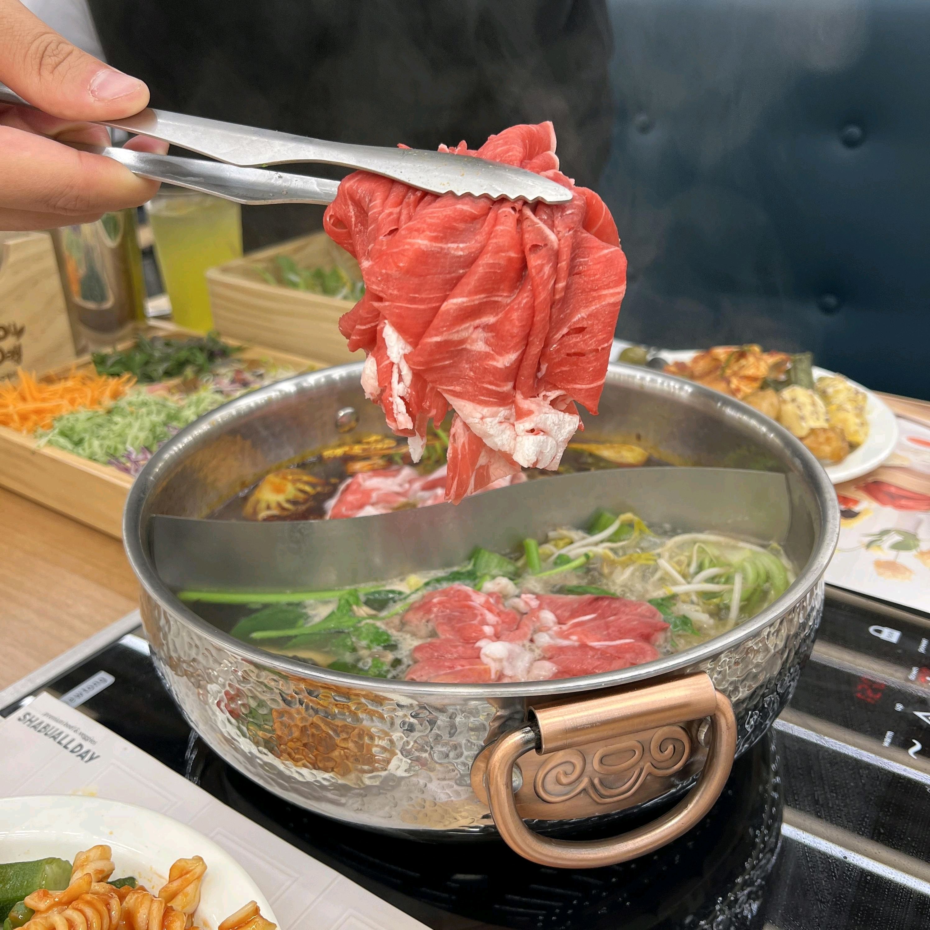 남자친구랑 오랜만에 데이트했는데 샐러드바도 있고 소고기 샤브샤브도 무제한으로 먹을 수 있어