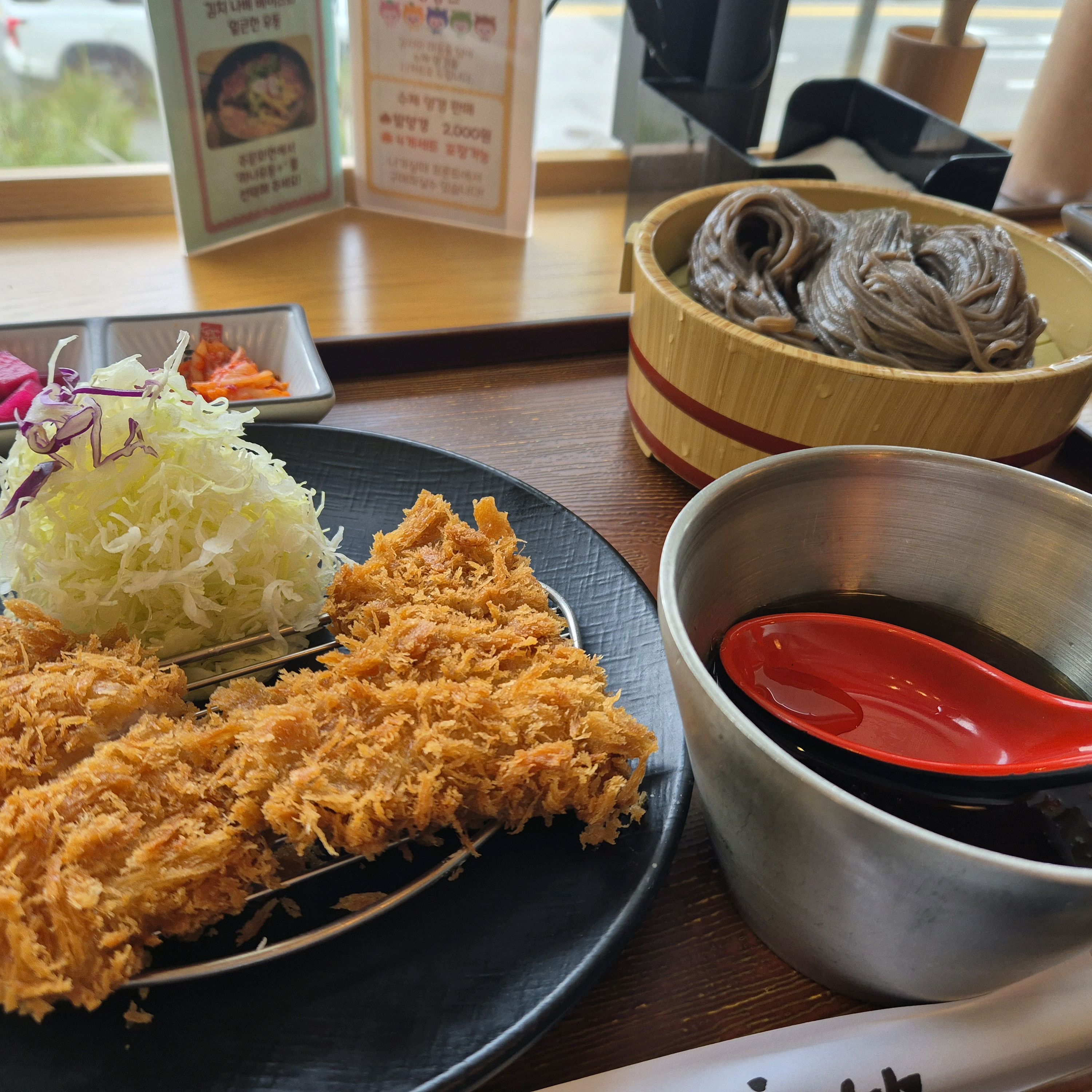 진짜 돈까스 너무너무 맛있어요!! 부산에서 먹은 돈까스 중에 젤 맛있었어요 ㅠㅠ 돈까스 소