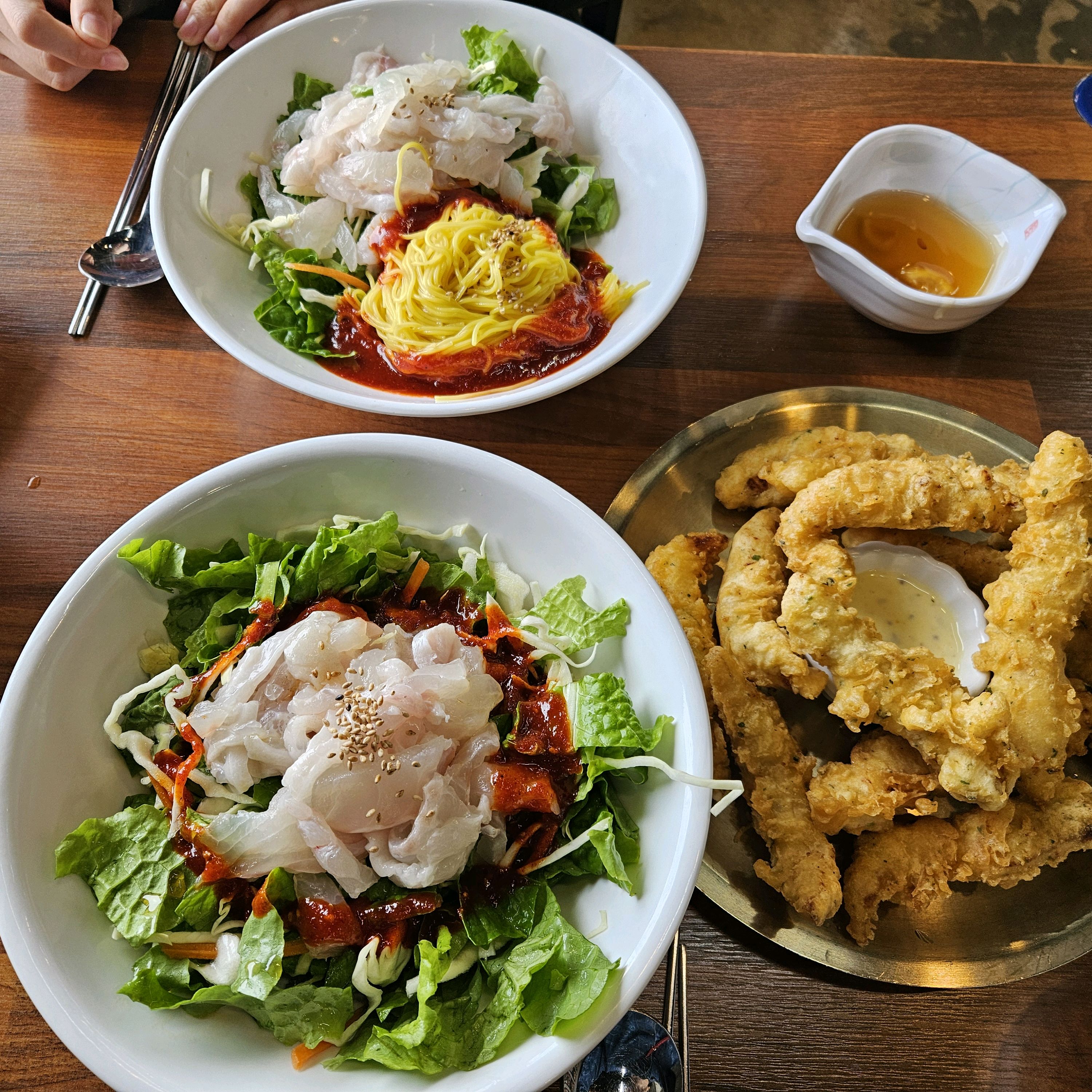 식사 시간도 아닌데 1시간이나 대기했다 회국수, 회덮밥, 광어탕수를 먹었어요. 회덮밥에 밥