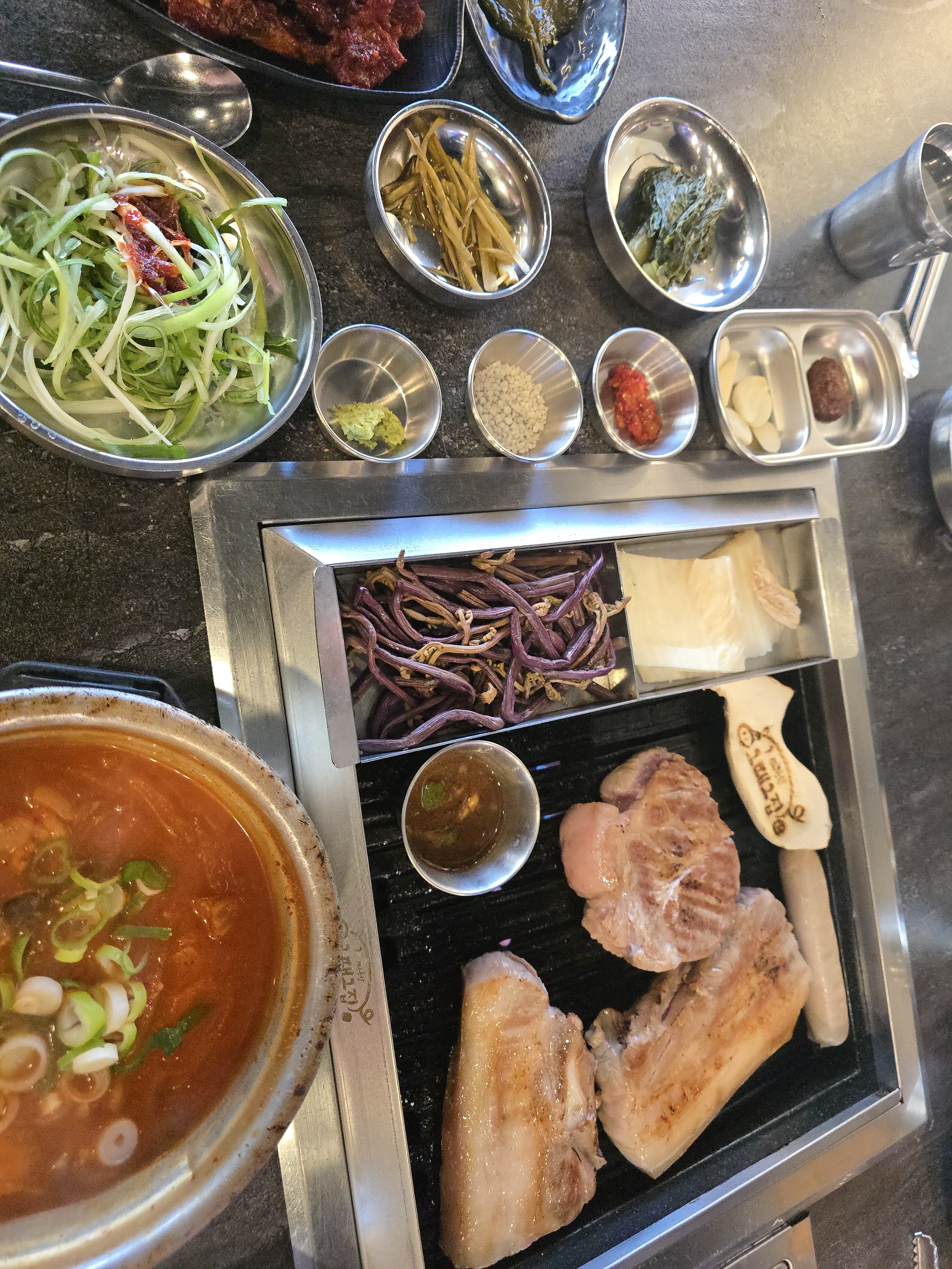 바다 보면서 고기먹을수 있어요. 뷰맛집. 고기도 기름기 없이 담백해서 좋아요. 아이들과 오