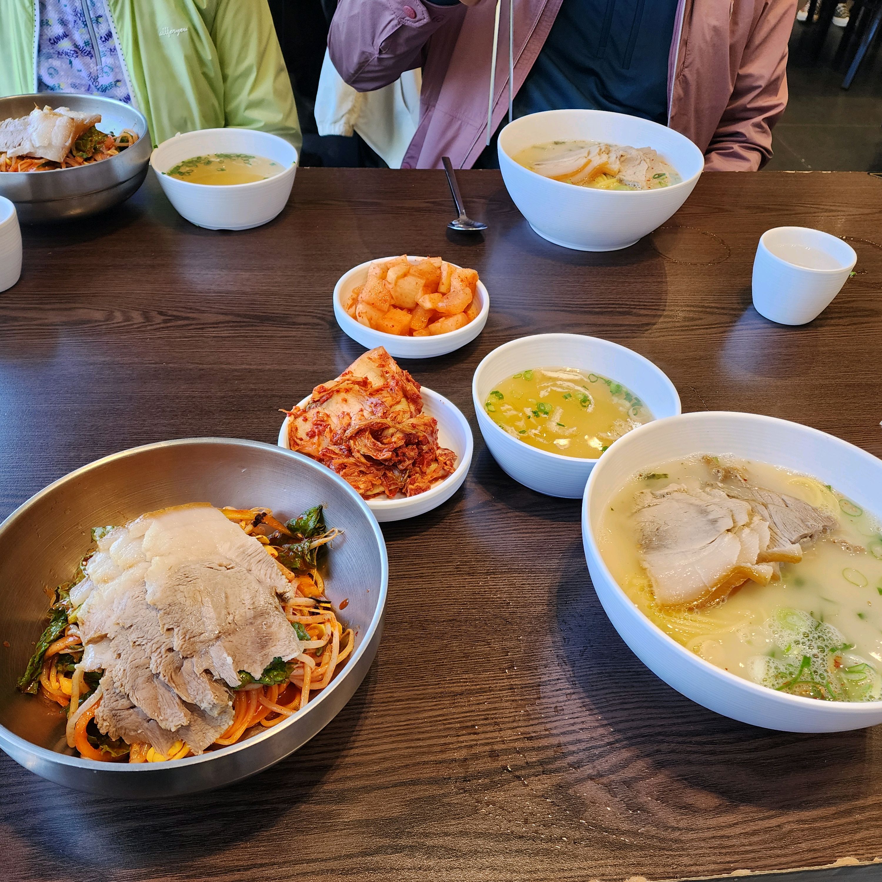 부모님과 함께 여행중 들렸는데, 가족 모두 만족해서 너무 좋았습니다. - 제주 맛집 자매국수